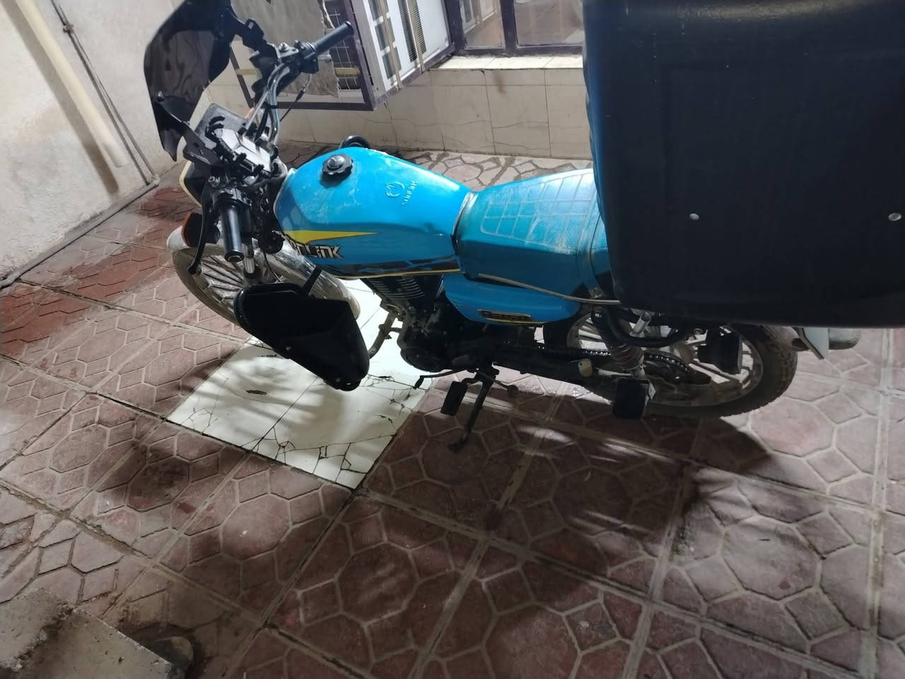 سلام عليكم دراجة إيراني سيفان موديل 2024 كفالة عامة شغل واطلع كبل لشارع سعرهة 600وبيهة مجال حك الجية عنوان بغدادالغزالية شارع المشجر ***********
