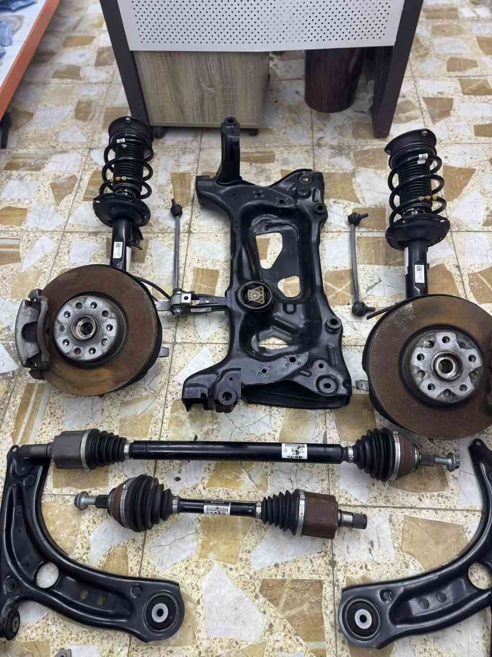 تحية طيبه للجميع 
يتوفر لدينا قطع غيار السيارات الالمانيه الفولكس واكن بجميع الموديلات جديد ومستخدم 
عنوان بغداد شارع النضال ***********
