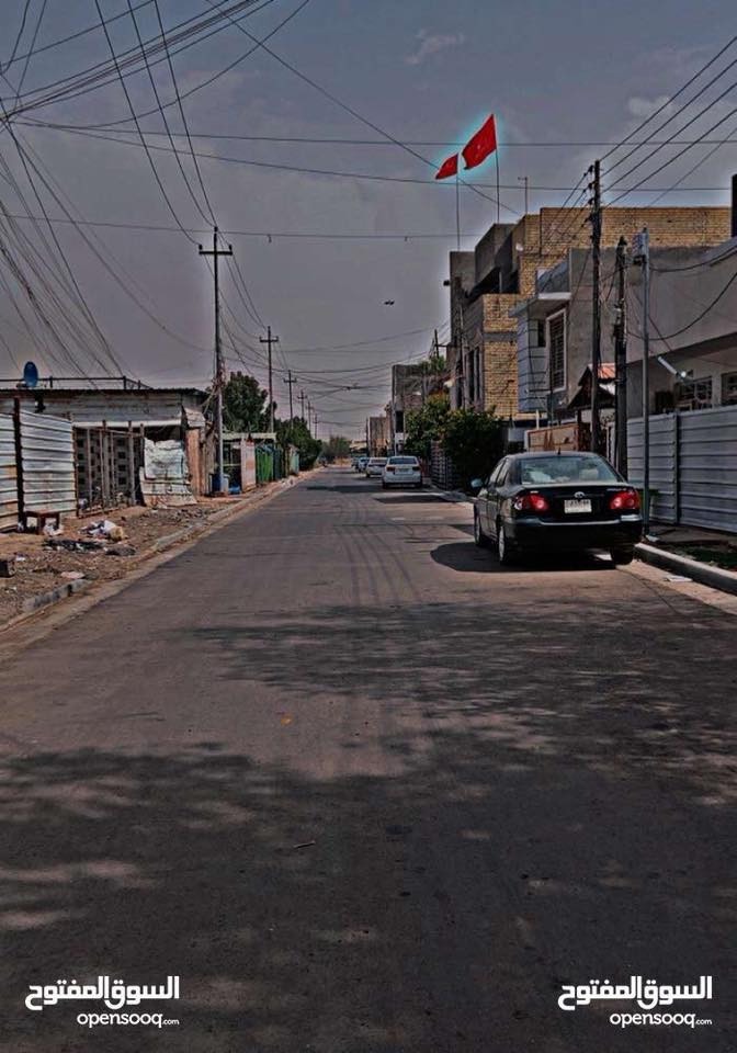 البيت للبيع المساحة 200 متر الواجهة 10 متر 
بناء سنهة 80 ابيع كاع المكان البياع - الشباب  بصف بيت ركن مطل على الشارع التجاري ( محدد على اللوكيشن ) 
وبصور موجود لوكيشن مالته 
السعر : 575,000,000  مليون
يعني المتر  2,875,000 وبيه مجال باسمي البيت 
متواجد واتس اب
***********
