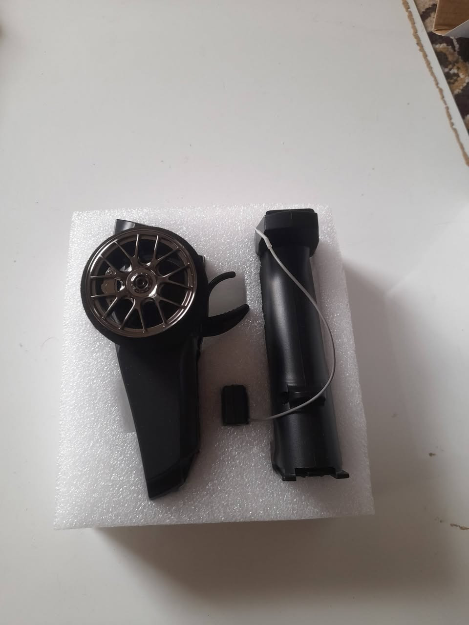 هذا المنتج هو جهاز تحكم عن بعد للسيارات والقوارب التي تعمل بالتحكم عن بعد من طراز Turbo Racing 91803G-VT.
نوع الجهاز: جهاز إرسال واستقبال يعمل بتردد 2.4 جيجاهرتز.
عدد القنوات: 3 قنوات للتحكم.
المميزات: يتميز بتصميم مقبض مسدس مريح وعجلة توجيه دقيقة للتحكم.
المدى: يوفر نطاق تحكم يصل إلى حوالي 100 متر.


**إذا كنت صاحب هذا الإعلان وتريد حذفه لأي سبب، رجاءا أرسل رسالة إلى الدعم الفني**