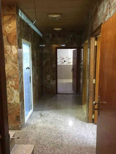 يتوفر بيت للايجار بدون دلاليه نضيف جدا في مدينه الصدر نهاية شارع الجوادر قطاع ٣٨ . ثالث بيت على الشارع العام مساحه ١٤٤ متر يحتوي الطابق الاول على حديقه واستقبال وهول ومطبخ حار وبارد وغرفه نوم وصحيات شرقي وغربي الطابق الثاني يحتوي على ٢ غرف نوم ومخزن صغير 
للاستفسار : ***********
