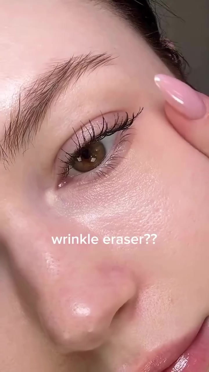 كاهي ستيك Wrinkle Bounce هو بلسم كوري فاخر صُمم ليمنحك ترطيبًا فوريًا ومظهرًا شبابيًا. بفضل تركيبته الطبيعية الغنية بزبدة الشيا، شمع العسل، وزيت الكاميليا، يساعد على تنعيم البشرة وتقليل التجاعيد والخطوط الدقيقة بفضل مركب Adenosine المعزز لإنتاج الكولاجين.

🔸 سهل الاستخدام على الوجه والرقبة وحتى فوق المكياج.
🔸 يُعيد للبشرة نضارتها ولمعانها الطبيعي.
🔸 مثالي للبشرة الجافة، الحساسة، والمجهدة.
🔸 مناسب للاستخدام اليومي في أي وقت وأي مكان
المنشأ كوريا الأصلي 🇰🇷🇰🇷🇰🇷

#اكسبلوركاهي_ستيك
#ناصريه_مكياج
#نضاره_ترطيب


**إذا كنت صاحب هذا الإعلان وتريد حذفه لأي سبب، رجاءا أرسل رسالة إلى الدعم الفني**