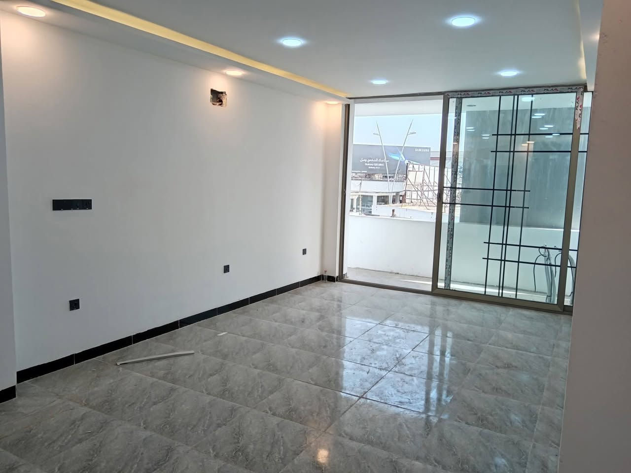 تعلن إدارة عمارة نازك عن توفر مكاتب تجارية في موقع استراتيجي متميز حيث صممت بخبرات عالية وفق اعلى المواصفات والانظمة الأمنية وشروط الدفاع المدني وتعتبر من البنايات العصرية من الطراز الحديث والمجهزة بأحدث الخدمات التي تلبي الاحتياجات والاغراض التجارية.

مميزات العمارة
1- نظام أمني (security) عالي على مدار (24) ساعة يشمل وجود حارس امن للعمارة وكاميرات مراقبة عالية الدقة (FHD) تغطي جميع الزوايا الحيوية في المبنى
2- كهرباء مستمرة بنظام (24) ساعة حسب الرغبة.
3- توفر إدارة العمارة موظف خدمات خاص بالعمارة.
4- مكيفات عالية الكفاءة مع توفير في استهلاك الطاقة.
5- جميع المكاتب مجهزة بـ مطبخ تركي عصري متكامل وبطراز حديث وجودة عالية.
6- سخانات ماء ذات سعات كبيرة لتلبية احتياجاتكم.
7- نظام انذار مبكر للحرائق مع كاشفات دخان وحرارة.
8- نظام دخول ذكي للعمارة...

لمزيد من التفاصيل مراسلتنا او الاتصال على الارقام↘️
  📞***********
  📞***********
