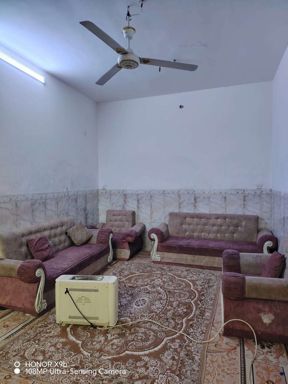 موقع مميز..
♦️بيت  ركن  طابق واحد مساحه ٣٤٠متر ركن عرض شارع ١٠متر خدمات مجاري متوفره
♦️بناء طابوك كونكريت مسلح
♦️يتكون من غرفتين نوم كبار...مع صاله كبيره
مع استقبال كبيره ..مع مطبخ كبير ..مع كراج سياره ..ومنور حول البيت مع حديقه ..صحيات داخليه ..وخارجيه
♦️ طابو زراعي سند ٢٥ إقرار محكمه من المالك مباشرة ..علما ان صاحب البيت هو نفسه صاحب الأرض ابو السند ..يعني الإقرار مباشر من المالك الأصلي هو نفسه صاحب البيت ..
♦️حي الأمين ١  شارع الحر فرع أسواق اي مارت الغذائيه ..علما ان البيت يبعد ٥٠٠متر عن شارع تجاري وخط باب الحسين كوسترات ..
وعن الإمام الحسين ٤كم تقريبا ..موقع مميز ..
♦️سعر البيت ٢٢٥مليون قابل للتفاوض والتفاوض مع صاحب السند والبيت مباشر ..
♦️مكتب الأوس للعقار ابو سجاد*********** ابو وائل ***********
