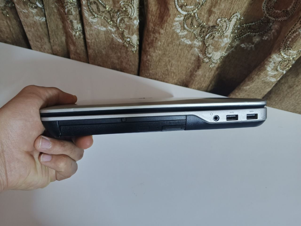 🔥 عرض خاص: لابتوب Dell Latitude E6540 نظافة 10/10 🔥
للبيع لابتوب Dell الفئة العملية (Business Class) المعروفة بمتانتها وكفاءتها العالية. الجهاز استخدامه شخصي "حشمة" ومثالي جداً للطلاب، الأساتذة، وأصحاب العمل المكتبي والتصميم.
📊 المواصفات التقنية الكاملة:
المعالج: Intel Core i5-4310M @ 2.70GHz (أداء سريع ومستقر).
الرام: 8GB (سلاسة عالية في التنقل بين البرامج).
الهارد: SSD (إقلاع ونظام سريع جداً، يفتح الحاسبة بثواني).
كارت الشاشة: Intel HD Graphics 4600 (دقة وضوح ممتازة).
الشاشة: 15.6 بوصة (حجم مثالي ومريح للعين).
النظام: Windows 10 Pro (نسخة أصلية ومفعلة).
✨ حالة الجهاز:
نظافة خارجية وداخلية ممتازة (مثل الصور تماماً).
كيبورد كامل يحتوي على الأرقام الجانبية (Numpad).
مجتاز كافة الفحوصات التقنية (DxDiag) بنجاح 100%.
جميع المنافذ (HDMI, USB, VGA) شغالة وبحالة ممتازة.
💰 السعر المحدود: 170.000دينار عراقي (قفل). 📍 الموقع: بغداد - الرحمانية . 📞 للتواصل: ***********
