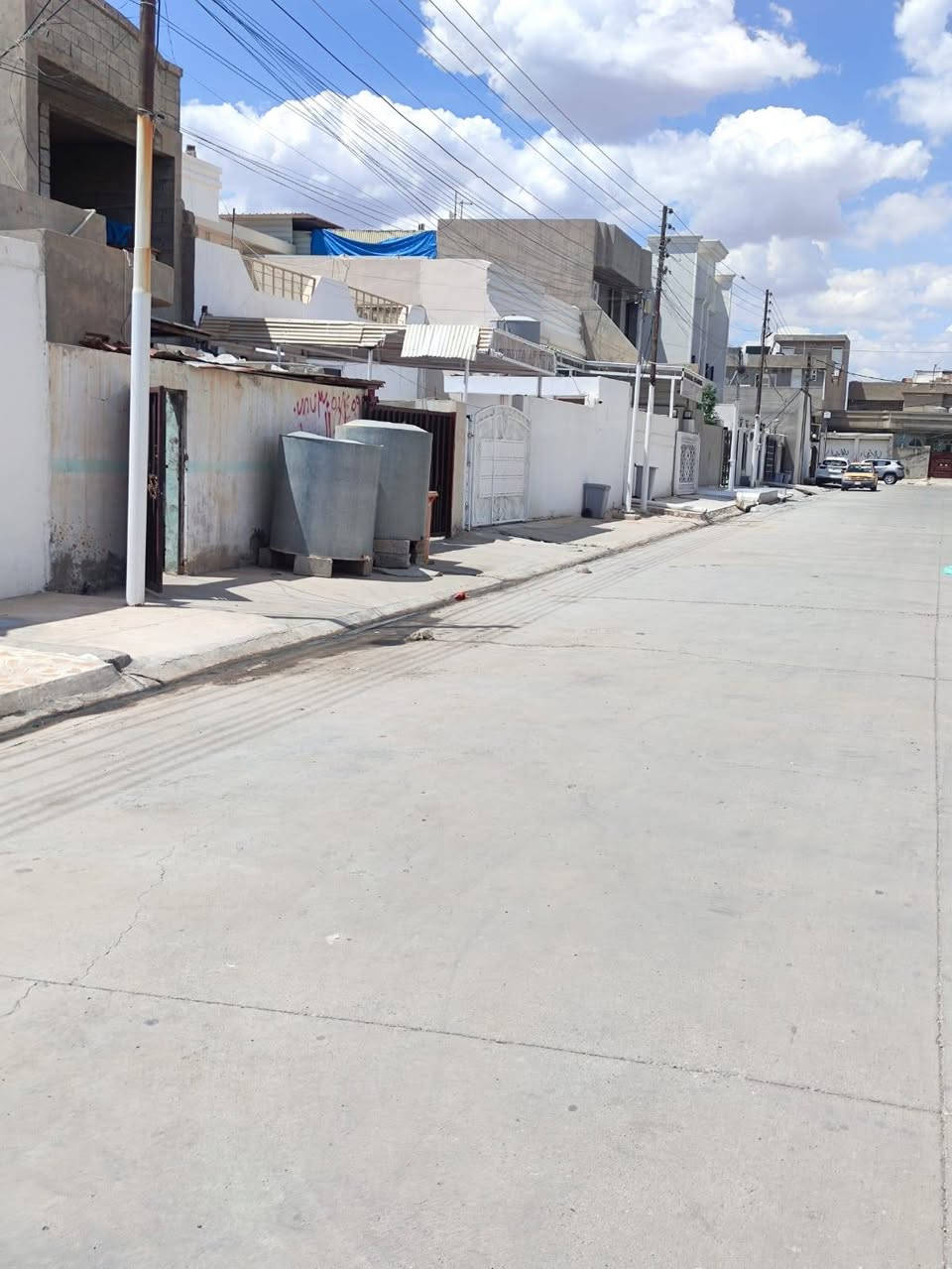 بيت ملك (طابو صرف) للبيع في كركوك - القادسية الأولى 🏠 سعر مناسب جداً 
​للبيع بيت بموقع استراتيجي ممتاز ومساحة واسعة في أجمل مناطق القادسية 1، مناسب جداً للسكن المباشر أو كاستثمار عقاري ممتاز.
​📌 تفاصيل الموقع:
​العنوان: كركوك - القادسية الأولى.
​الموقع الدقيق: بجانب مدرسة "كركوك الصامدة"، وخلف السايدين الرئيسي للقادسية مباشرة.
​المعالم القريبة: قريب جداً من جامع "صاير كردي" وكافة الأسواق والخدمات.
​📐 المساحة والخدمات:
​المساحة: 200 متر مربع.
​الخدمات: كاملة 100% (ماء، كهرباء، مجاري، شوارع مبلطة).
​سند العقار: طابو ملك صرف باسمي (تحويل مباشر).
​🧱 تصميم وتفاصيل البيت (طابقين بنظام معزول/مستقل):
​الطابق الأرضي (جاهز ومسكون حالياً):
​داخل البيت نظيف جداً وجاهز للسكن فوراً.
​يحتوي على (3 غرف نوم + استقبال واسعة + حمامين + 2 صحيات).
​حوش (كراج) خارجي واسع يتسع لسيارة.
​الطابق الثاني (مسكون حالياً - هيكل متقدم):
​مبني بالكامل ومسقوف، يحتاج فقط إلى اللبخ (التبييض)، التأسيسات الكهربائية، والأبواب.
​ميزة الطابق الثاني: فرصة ذهبية للمشتري لكي يشطّبه ويقسّمه حسب ذوقه الخاص، أو عزله كشقة للاستثمار والإيجار!
​📞 للاستفسار ومعاينة البيت:
الرجاء التواصل على الخاص أو الاتصال برقم الهاتف: [ *********** وتساب. فقط 
سعر مناسب جداً  طبعن تكدر سوي هاي حديقه مقابيله
