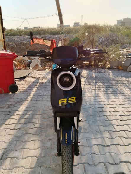 السلام عليكم دراجه شحن R9 موديل 2026 دراجة كفالة عامة استعمال اسبوعين الون نيلي السرعة 109  بصمة وسويجين وكارتات 2 بصمة تشغيل عن بعد  ملف 1200 بطاريات عدد 5 دراجة كفالة عامة تجي تفحص السعر 550 العنوان حي اور قرب جامع الفردوس ***********
