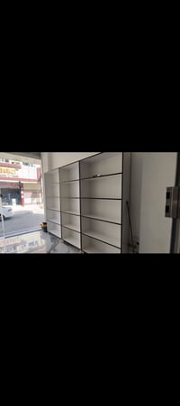 عندي 3 رفوف طول مترتين و 10سم وعرض متر ، بس واحد 85 سم جديدات و خشب تر...