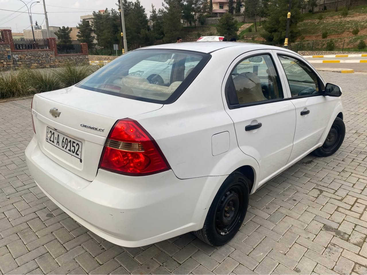 سەرەتا بە ناوی خوای گەورە و میهرەبان

فرۆشتنی خێرا

شۆفرلیت ئەڤیۆ

مۆدیل ٢٠٠٩

سپی بەفری

مواسفات خلیجی ناو زەرد و گیر تۆماتیک و چوار جام کارەبایی و گیر تۆماتیک و کەلە و عەینە و دەبل گیچ و قفل مرکزی و دەبل ایرباگ و شاشە ئایپاد و کامیرایە و تەبرید گەرم و سارد و زۆر مواسفاتی تر..!

نموونە لە جوانی و پاکی

گیر و مەکینە و کارەبایی و تەبرید و تەقە و رەقە و تندوتۆلی بەشەرت چرکەی تیدا نیە

گیر و مەکینەی بەشەرت نەکراوەتەوە و دوکەل و بوخار و سەرف و چەوری بەشەرت

مەکینە گەورەیە مەرخوب

دوو پارچە و دوو پەلەی بۆیاخە بەبی ناوگرتن  چەکوشی پیوە نیە

دەعم و لیدراوی بەشەرت

سۆنەریم داناوە.!

پیش و دوای کەپسە سەقف و شان و چواردەوری جوانە

سەیارەکە یەک دەستە و رەقەم و سەنەوی و ژینگە و بانی تا کۆتایی ٢٠٢٧ تازەیە و تحویل و خرامە و بە ناوکردن بەشەرت

٤ تایە و ویلی لۆکی بیلادی لە ژێرە

تاقم کوشن و گاعی تازە تیگیراوە

ناو دەری زۆر جوان و پاک ماوەتەوە

هەموو گیانی لەسەر دەقی بیلادی ماوەتەوە

ماڵی دۆستە و دیناریک مەسروفی نیە

بۆ عەیب و عار پرسیار مەکە.!

شوین// هەڵەبجەی شەهید

سعری// ٦٢ گڵا و مجالیکی برایانەی تیدایە

کۆرەک ***********

ئاسیا ***********

واتساب و تیلگرام و ڤایبەری لەسەرە.! حلبجة, السليمانية
