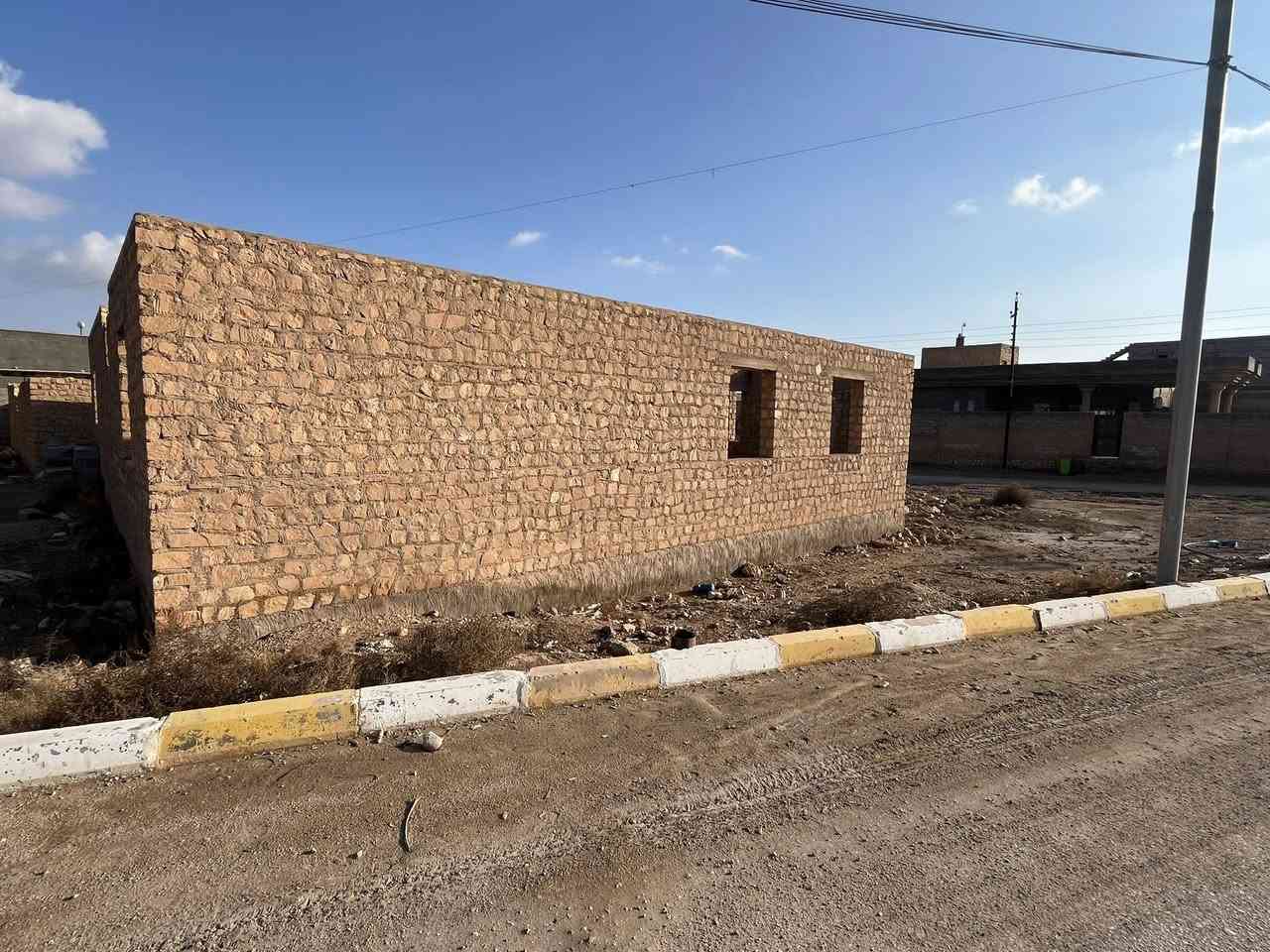 هيكل للبيع في حي تنك مساحته 700 متر تنزل عن شارع العام 40 متر ع فرعي هم تبليط سعر واستفسار اتصل ع رقم ***********
