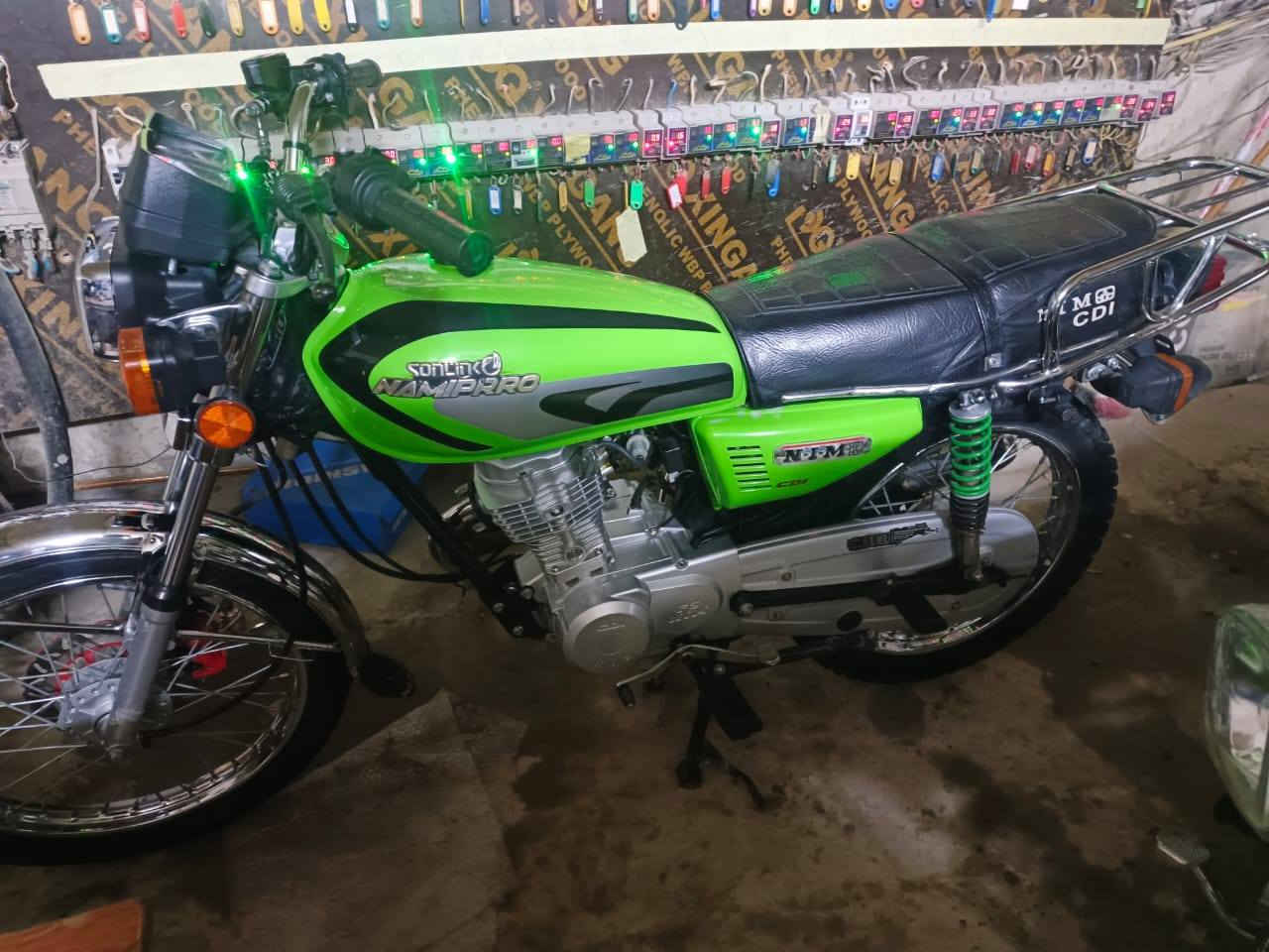 اربعه كير اوراق سكنر 7 اوراق ويه لمكاتبه مديل 23 طالعه بل25  سعره 675 وبيه مجال قليل دراجه جديده ماناقصه شي مكان الدراجه كربلاء الامام الحر رقم الهاتف *********** 
*********** كربلاء, العراق
