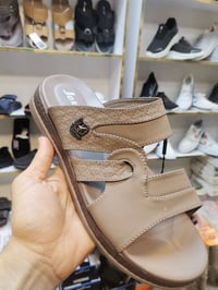 موسم العيد ويانه لطيف ومميز شحاطه طبي جلد قياسات 41 42 43 44 45 46 وال...