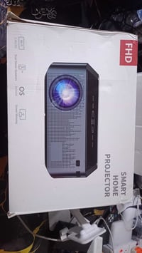 هذا جهاز عرض منزلي ذكي طراز X1 PRO. فيما يلي بعض مواصفاته الرئيسية: دق...