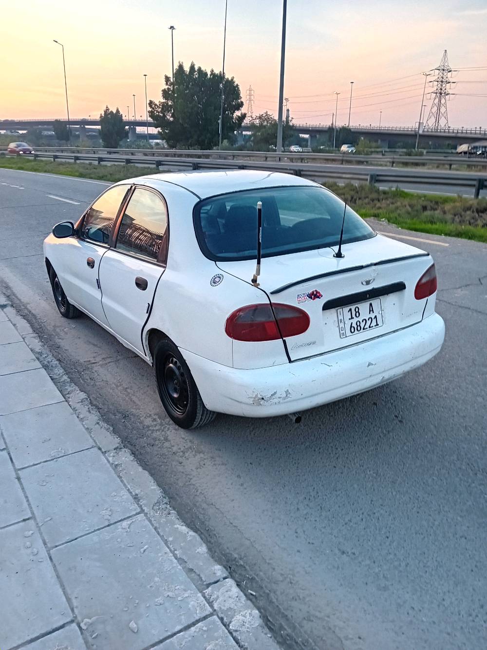 السلام عليكم للبيع دايو لانوس موديل 2000 
وارد خليجي 
رقم بابل انكليزي 
محرك 1500 مفتوح 
كير عادي 
السيارة مصبوغة عام بدون حادث 
ومحرك بي دخان من القبق فقط لان صار هواية ممبدل دهن 
عارضها ب28 ورقة وبيها مجال 
مكاني بغداد حي الجامعة 
للاتصال ***********