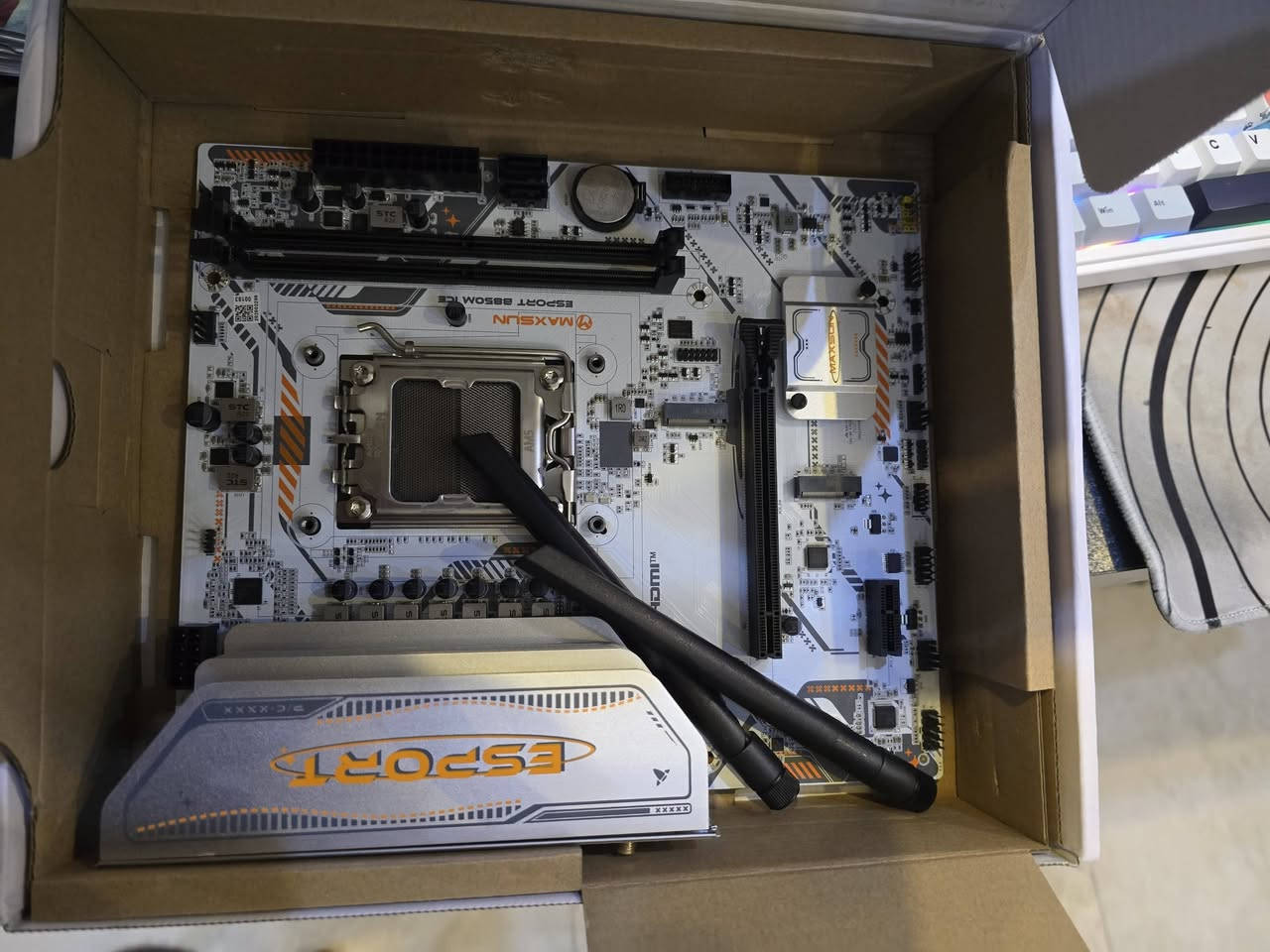 السلام عليكم . قطع للبيع .
باور سبلاي 550w mass . جديد. القطعة ب 55 الف . 

بورد X570 ASROCK . مستعمل. بي مشكلة مرات يسوي تجميد للنظام. سعره 75 الف.  

بورد B850m maxsun wifi ice. جديد مفحوص فقط. بي مشكلة منفذ اللان ما يشتغل فقط. الباقي كله شغال وطبيعي . 
سعره 130 الف فقط .ويدعم وايفاي. 

هارد Ssd 1t . جديد. Kingspec. ب 100 الف قفل. 

هارد ssd 128gb . Mass.  ب 15 الف . 

معالج CORI 3 جيل عاشر . 10105 بي كرت مدمج. ب 55 الف هو والمبرد مالته . 

متوفر توصيل لكل محافظات العراق.
مكاني بغداد شارع فلسطين.


**إذا كنت صاحب هذا الإعلان وتريد حذفه لأي سبب، رجاءا أرسل رسالة إلى الدعم الفني**