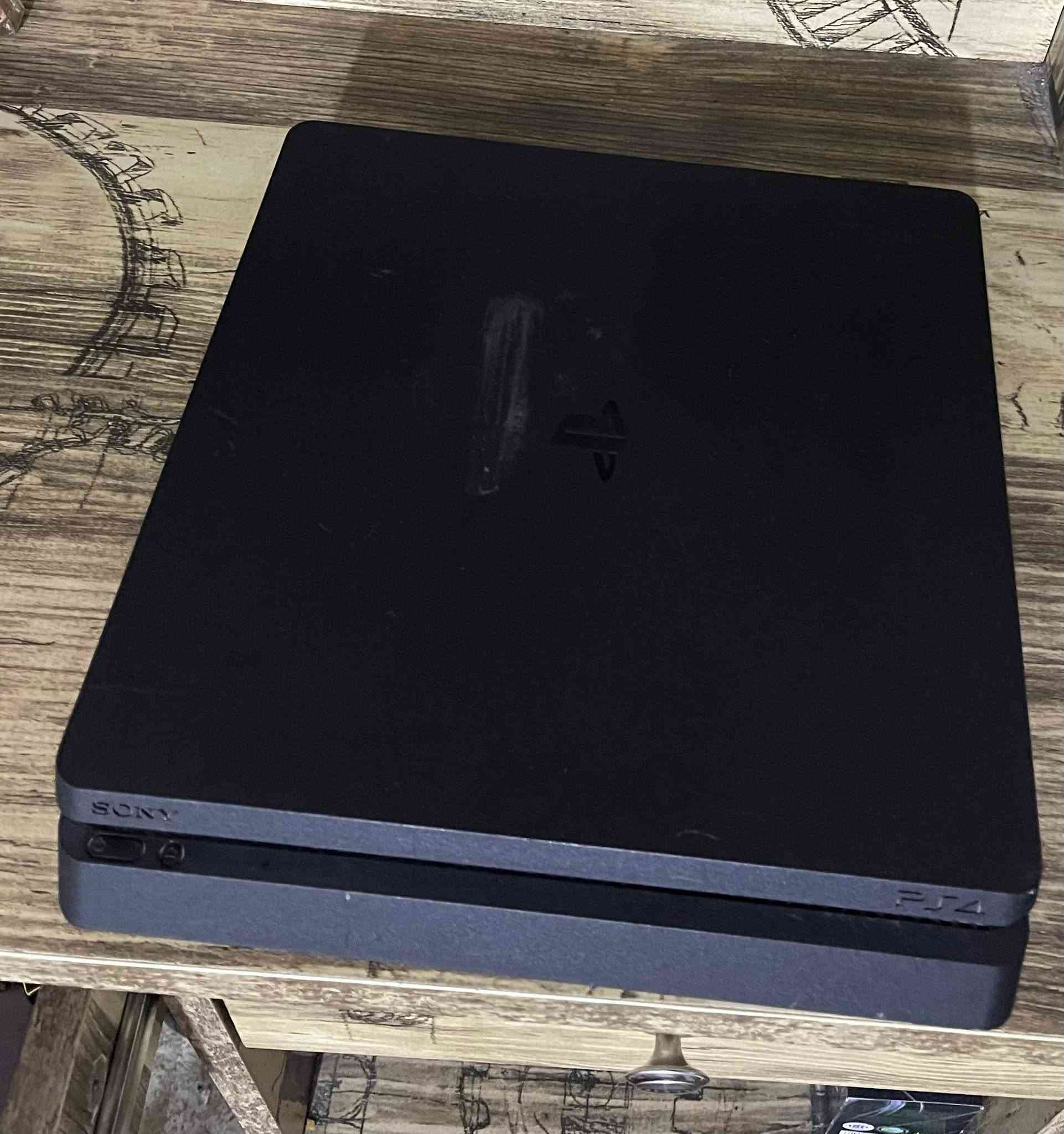 بلي 4 اونلاين 1 تيرا البلي كلش نظيف وما مفتوح بي برغي محتويات البلي كيبل تشغيل وكيبل اجدي وكيبل شحن ومع يدات 2 السعر 250 وبي مجال للاتصال. ***********
