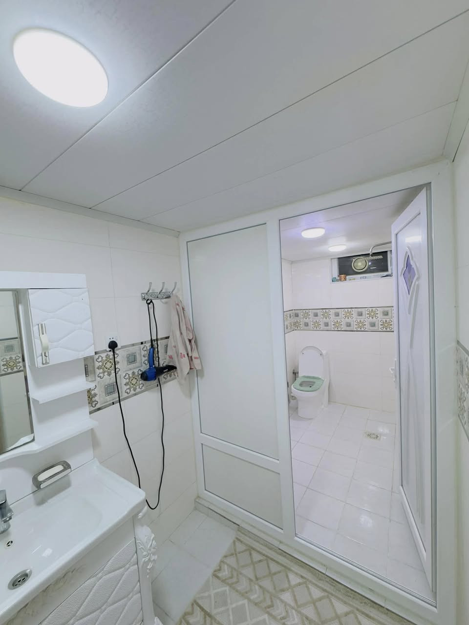 البيت يحتوي استقبال وهول جبير و مطبخ حار وبارد و 3 غرف نوم و 3 حمامات. وكراج خارجي للسيارة وحديقة. للستفسار الأتصال على الأرقام ***********. ابو سجى البياتي 
‭٠٧٨٥ ١٤٢ ٨١٩٩‬  ابو سجاد البياتي
