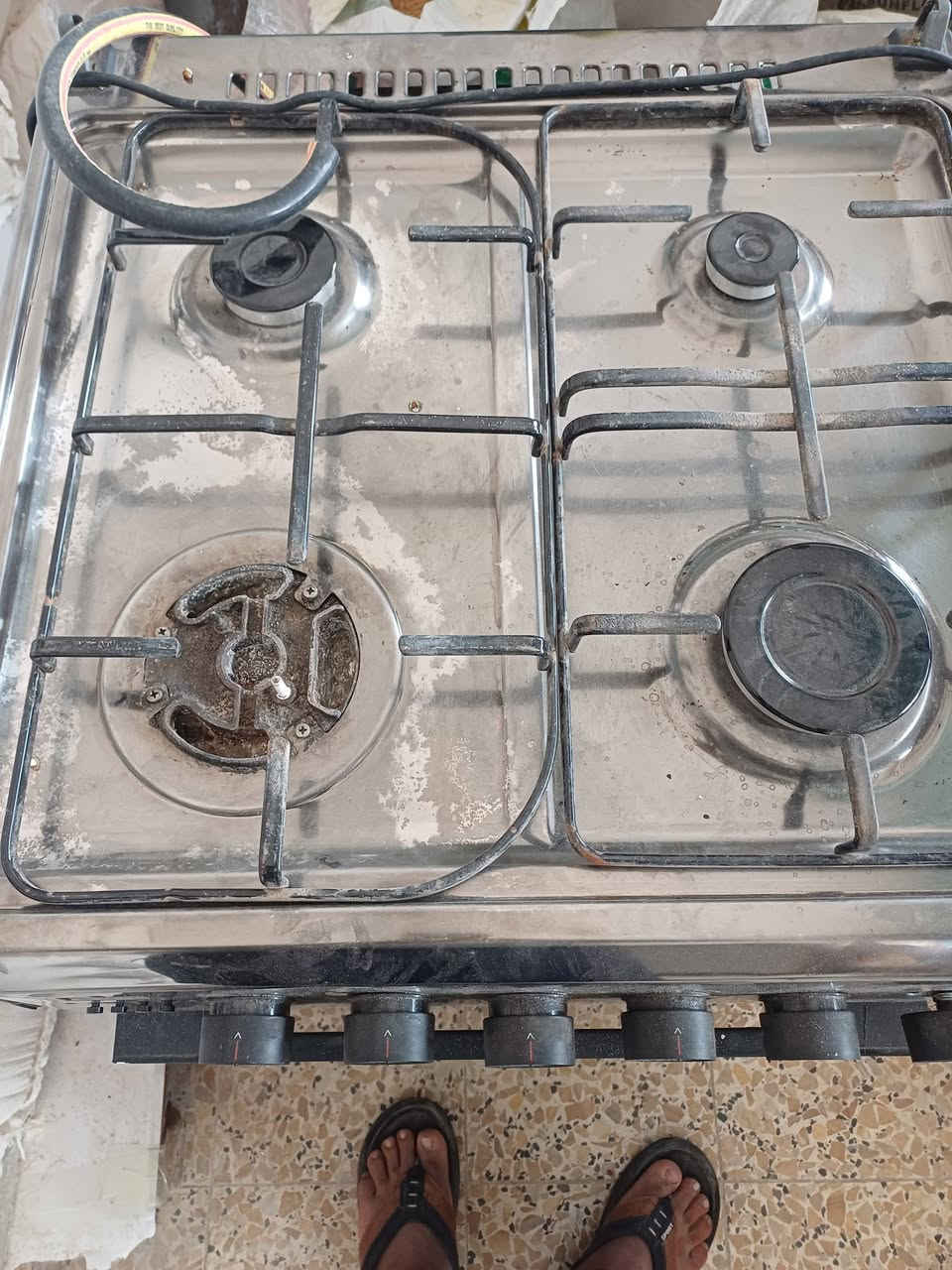 السلام عليكم للبيع عندي طباخ نقص عين وعندي ثلاجه نقصها لاستيكه مال الباب العنوان كوت انوار الصدر شارع المواكب ***********
