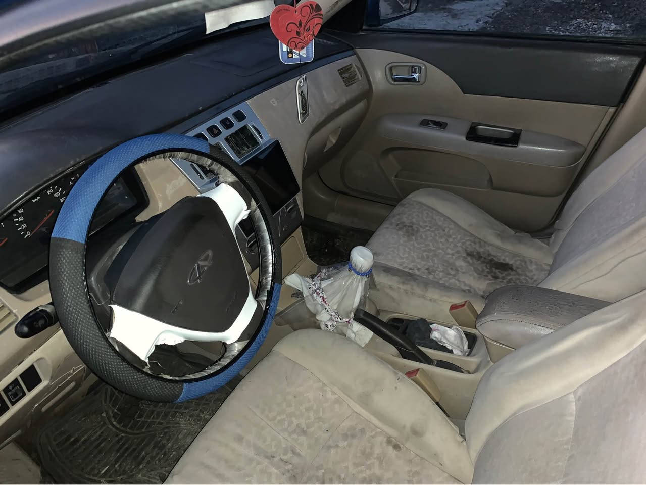 شیری مۆدیل ٢٠١٣سەنەوی پلاستیک بەشەرت ئەوەلیات و حاسیبە گێرومەکینەی بەشەرت دووپارچەی بۆیاخە سەیارەکەمەزبوتە 
سعری ٢٤$
***********فایبەر واتساپ 
*********** شمشمل, السليمانية
