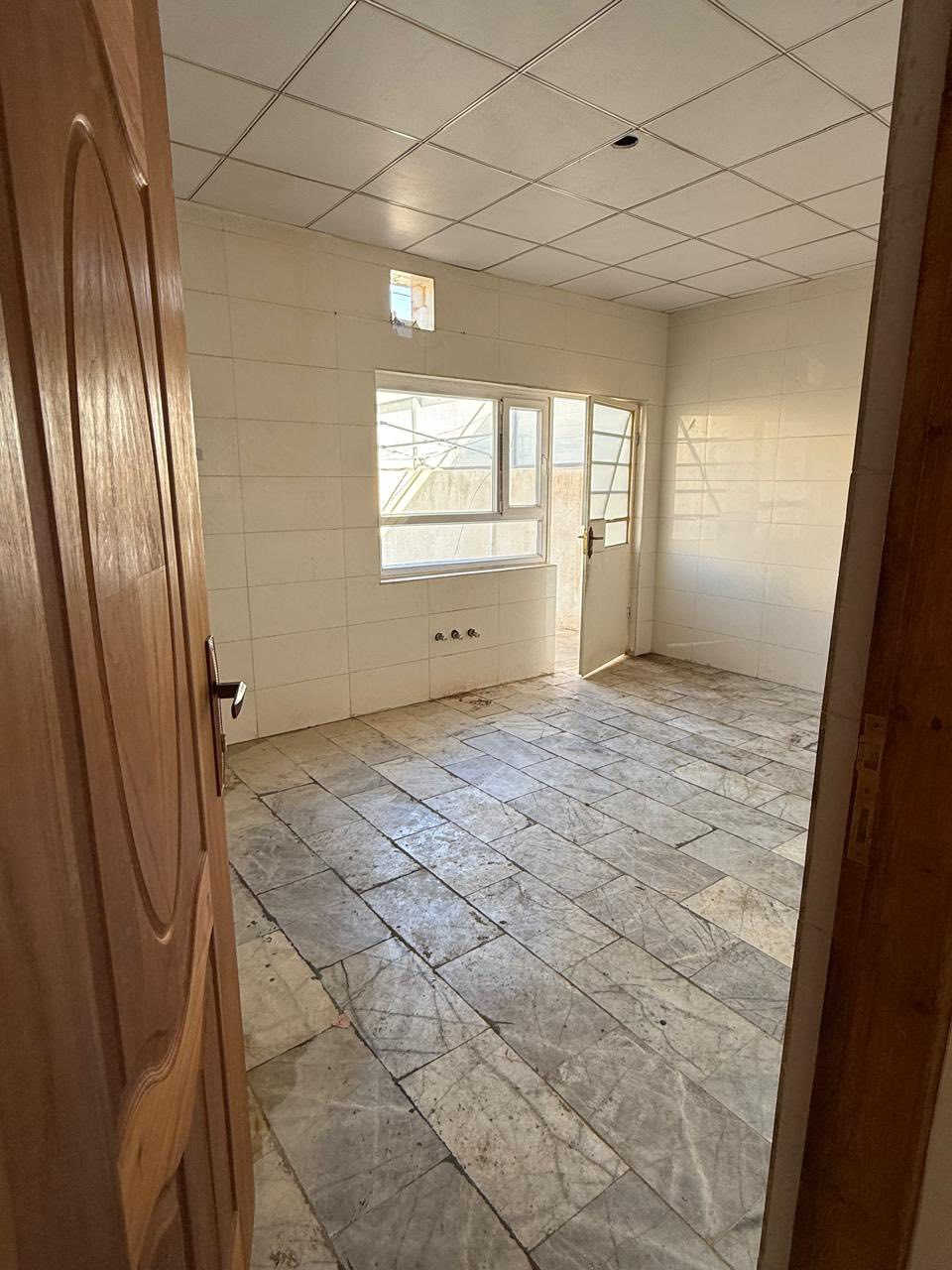 السلام عليكم دار للايجار ٢٠٠متر في مجمع السلام السكني
3غرف نوم 

صاله 

استقبال 

مطبخ 

حديقه 

كراج 

بيت جديد 

يجب ان يكون موظف مدني 

***********
