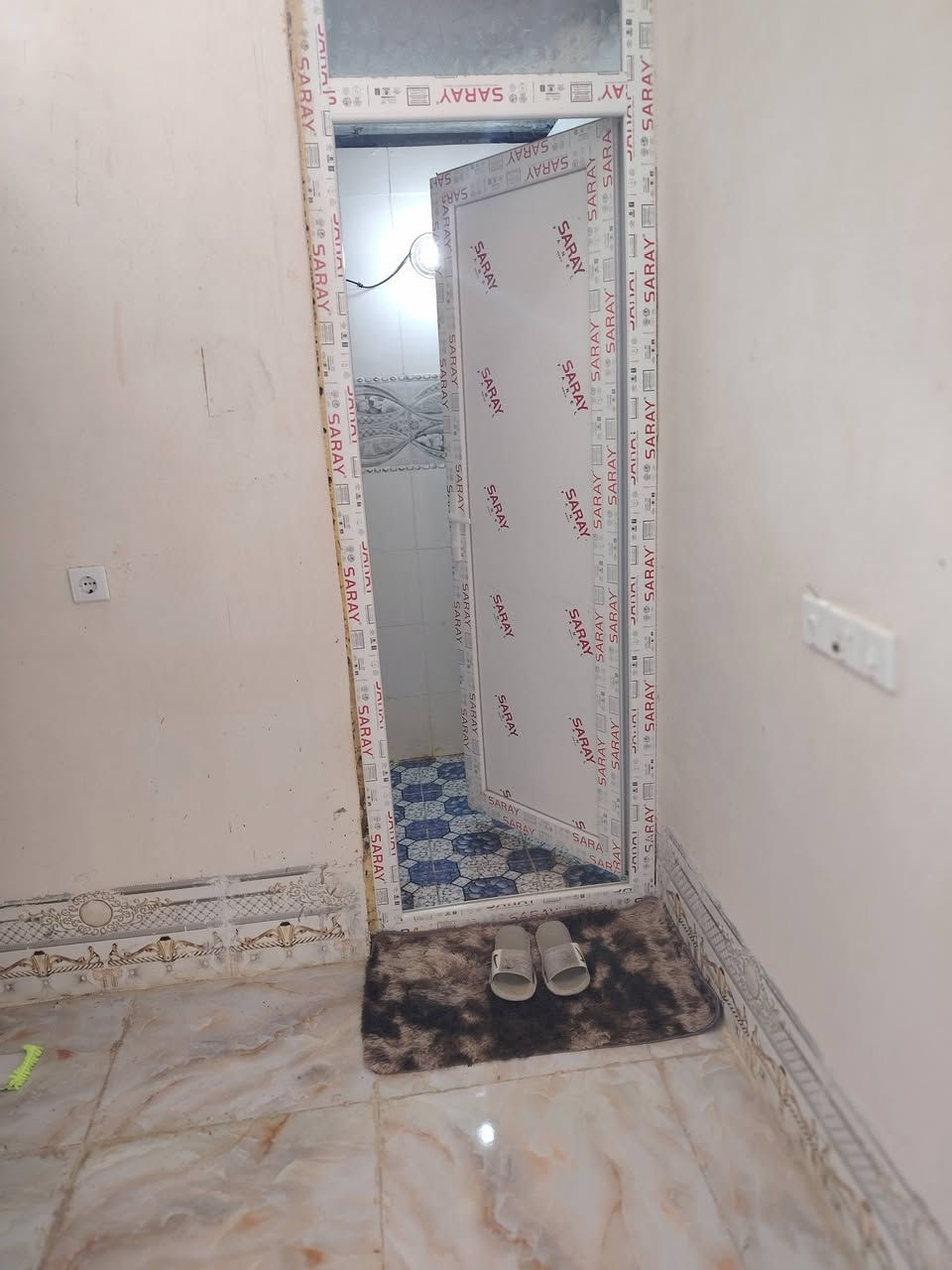 إسلام عليكم بيت لبيع في قضاء الحويجة الفاروق مقابل ورشه الحارث غرفتين و وربعه ومطبخ حمام مسيج كامل فول برسلين سقوف كهرباء ماء خدمات فول السعر ٣٨وبيه مجال اتصل على الهاتف ***********
