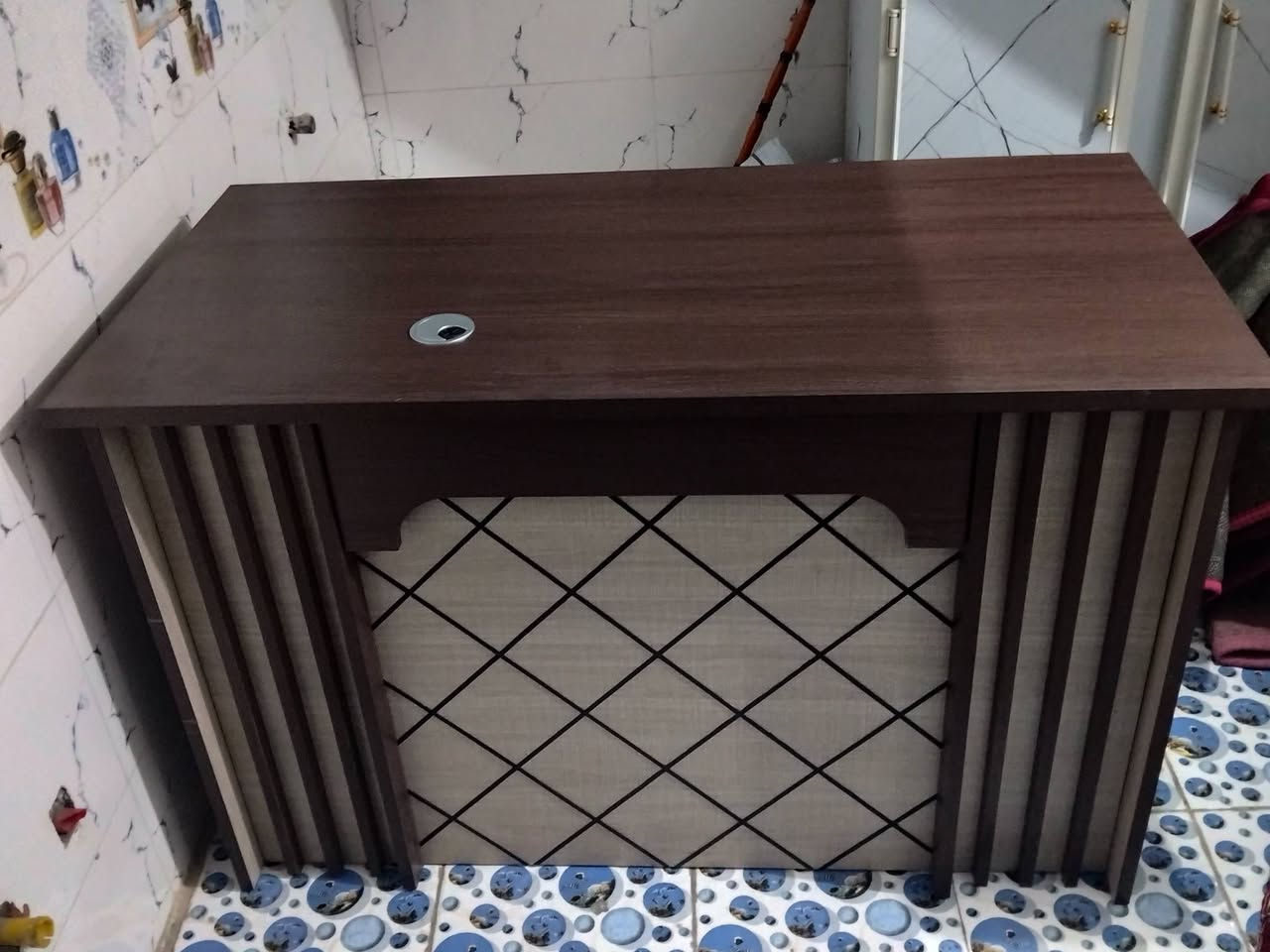 سلام عليكم ميز مكتب للبيع نظيف جدا استعمال قليل السعر 200وبي مجال ***********
