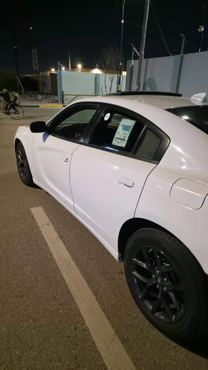 السلام عليكم اخوان چارچر 2018للبيع كنديه SXT رالي فول مواصفات ماشيه 72الف السياره كفاله ما عدا بارد موضح بصوره اربع أصابع تخم تاير ويل كب 18 استوه شادهن السياره على وضع الشركه استخدام شخصي اربيل السياره بسم راعيه مكان السياره بصره القبله هاذ رقم راعيه ***********
