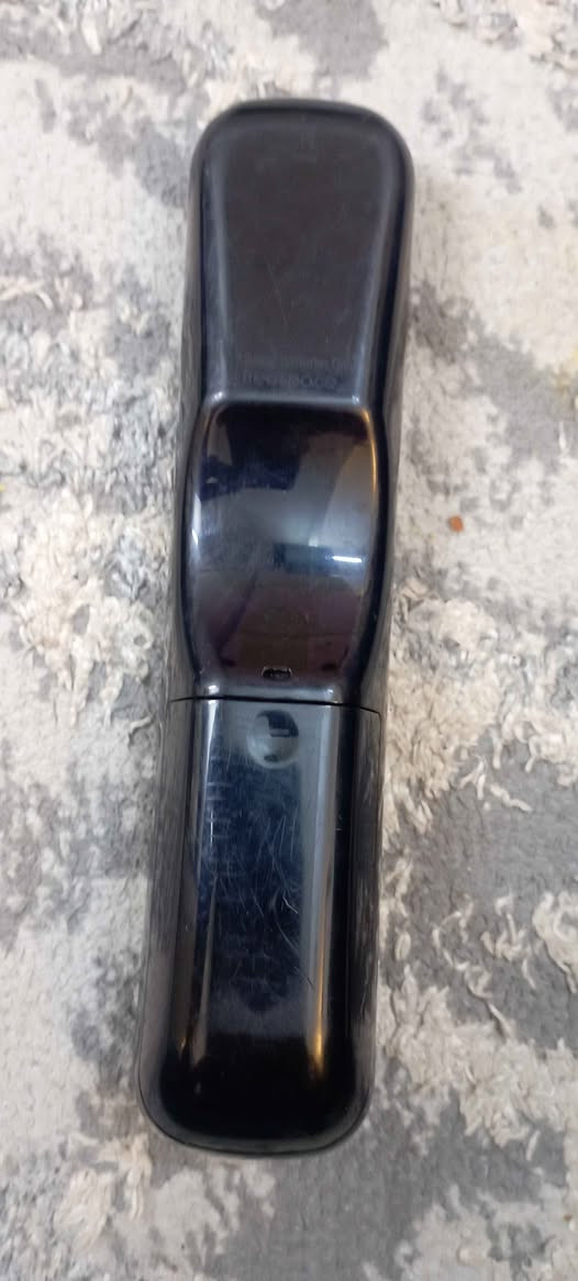 ريموت شاشات LG السحري (Magic Remote) الأصلي.
الريموت غني عن التعريف، يدعم الماوس (البكرة)، البحث الصوتي، والأزرار المباشرة للتطبيقات (Netflix, Disney+, Prime Video).
الحالة: مستخدم نظيف جداً، شغال بكل كفاءة وبدون أي مشاكل تقنية.
المميزات: استجابة سريعة جداً، يدعم الأوامر الصوتية، وتحكم كامل بالبكرة.
الضمان: البيع على الشغل والتجربة.
📍 الموقع: بغداد - المشتل
السعر 20.
🚚 التوصيل: متوفر لجميع محافظات العراق بقيمة (5 آلاف دينار) فقط. بغداد, العراق


**إذا كنت صاحب هذا الإعلان وتريد حذفه لأي سبب، رجاءا أرسل رسالة إلى الدعم الفني**