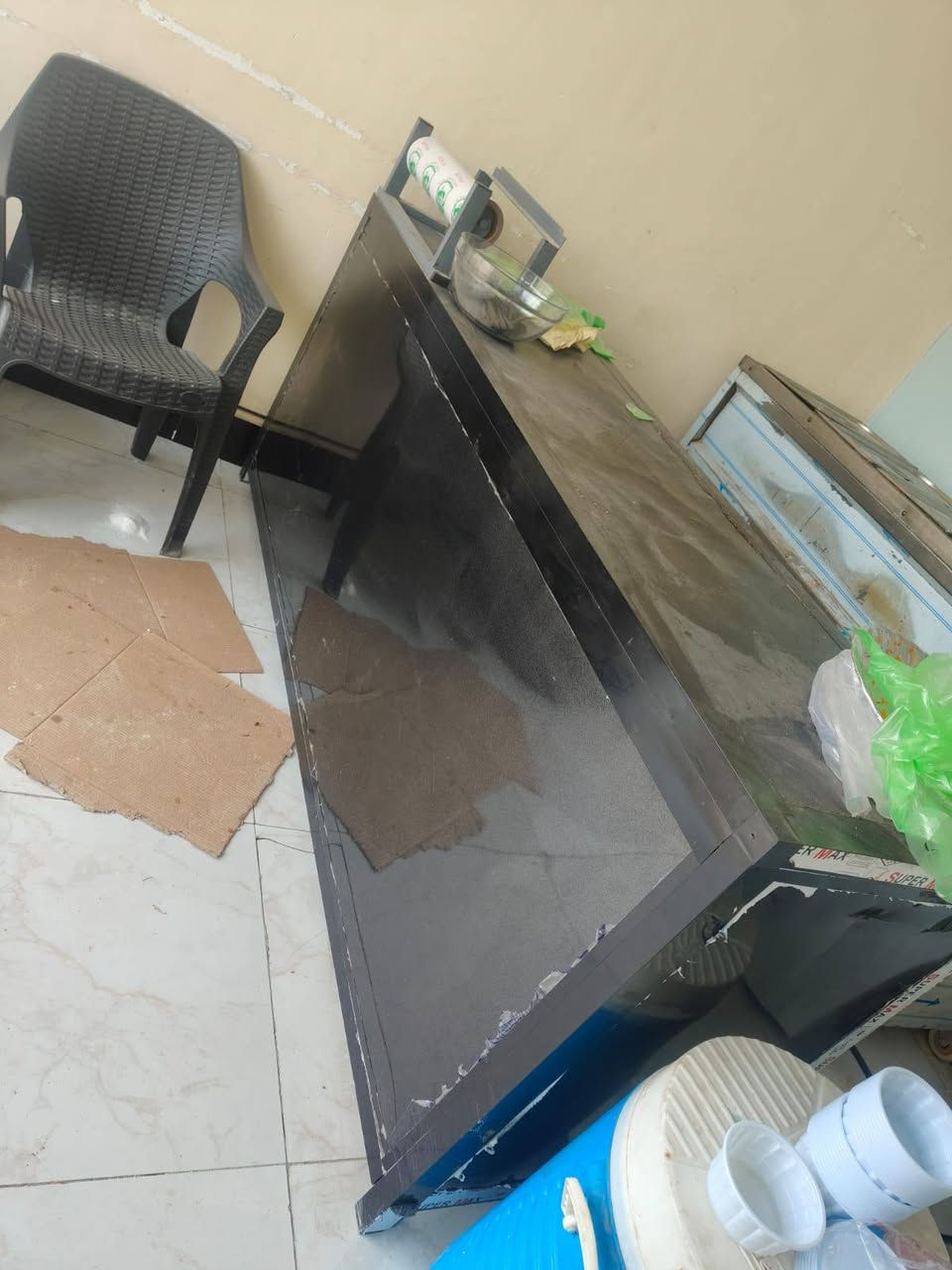 غراض مطعم مندي. تنور وملحقاته وفون ومهداره وميز. للبيع مكاني الشطره ***********
