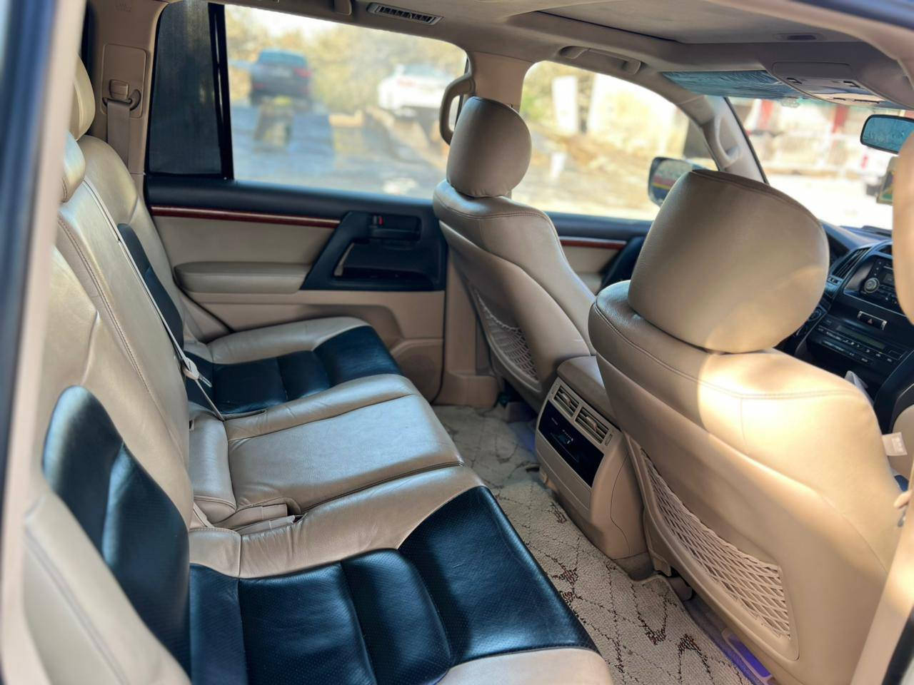 السلام عليكم 
سيارة لاندكروز للبيع موديل 2012 
سيارة بريم مكفولة من الدعامية للدعامية دكت بسمار ما بيهه 
***********
