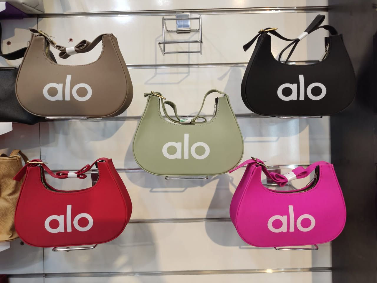 جنط نسائية ٧,٠٠٠
جنتاي ئافرتان ٧,٠٠٠ 
توصيل. كركوك ٣,٠٠٠


**إذا كنت صاحب هذا الإعلان وتريد حذفه لأي سبب، رجاءا أرسل رسالة إلى الدعم الفني**