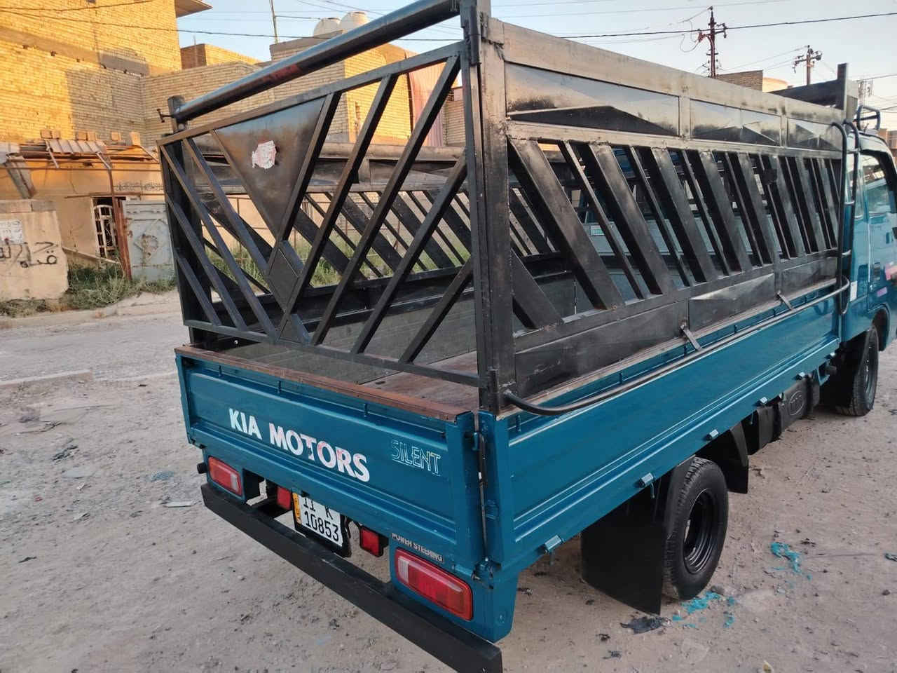 كيا ام عيون موديل 2000 قمارة وربع 7 جنكال
محرك كير اكسن مكفول 
شاصي مكفول 
مكفولة من ضربة وكص صبغ مكانات بصيطة اثر جراد 
حدادية + تخم تاير امامي خلفي جدد 
جاهزة من كل النواحي 
رقم بغداد إنكليزي بسمي سنوية لغاية 32 تحويل مباشر 
السعر 75 وبي مجال 
مكاني بغداد مدينة الصدر الاورفلي 
رقم الهاتف ***********
