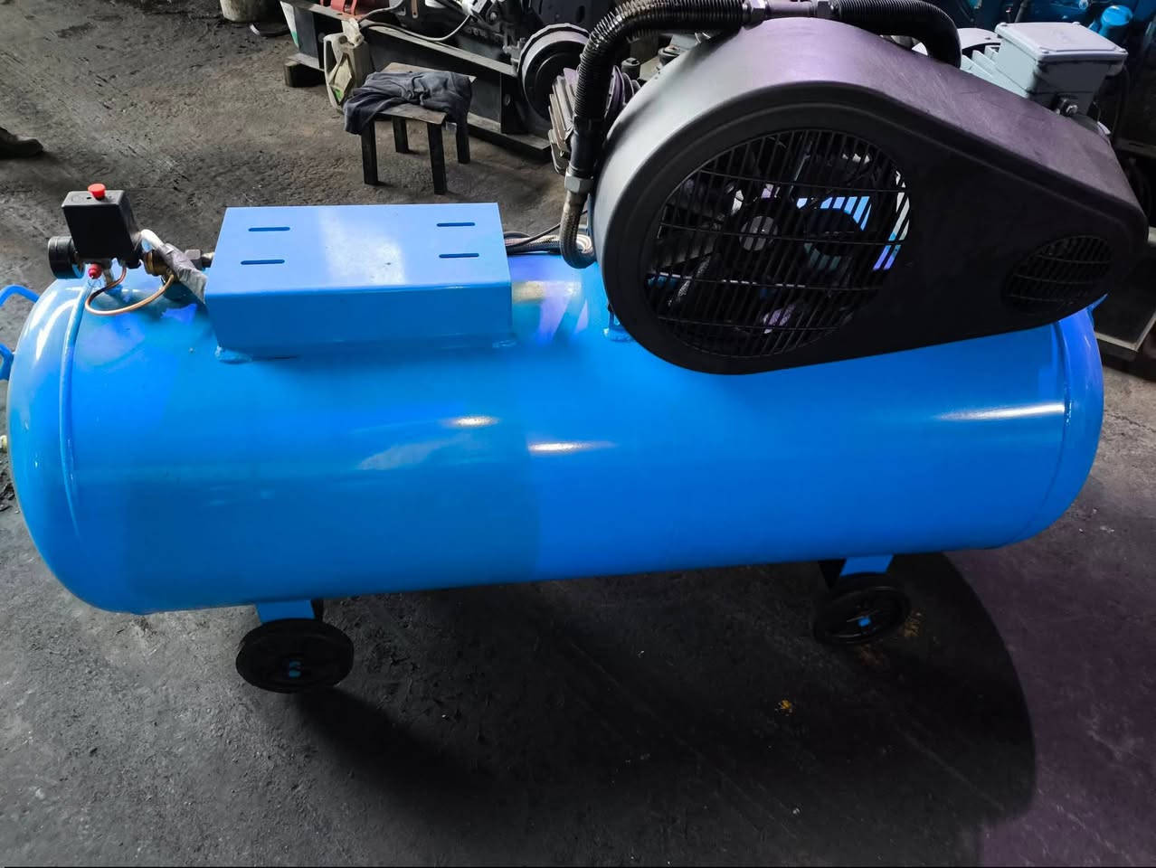 ضاغط هواء (كمبريسور) من ماركة Autosan، التركية وتحديداً الطراز AUTO 550. بسعر 7 ورقة قفل العنوان اربيل *********** يوجد توصيل لكافة المحافظات
