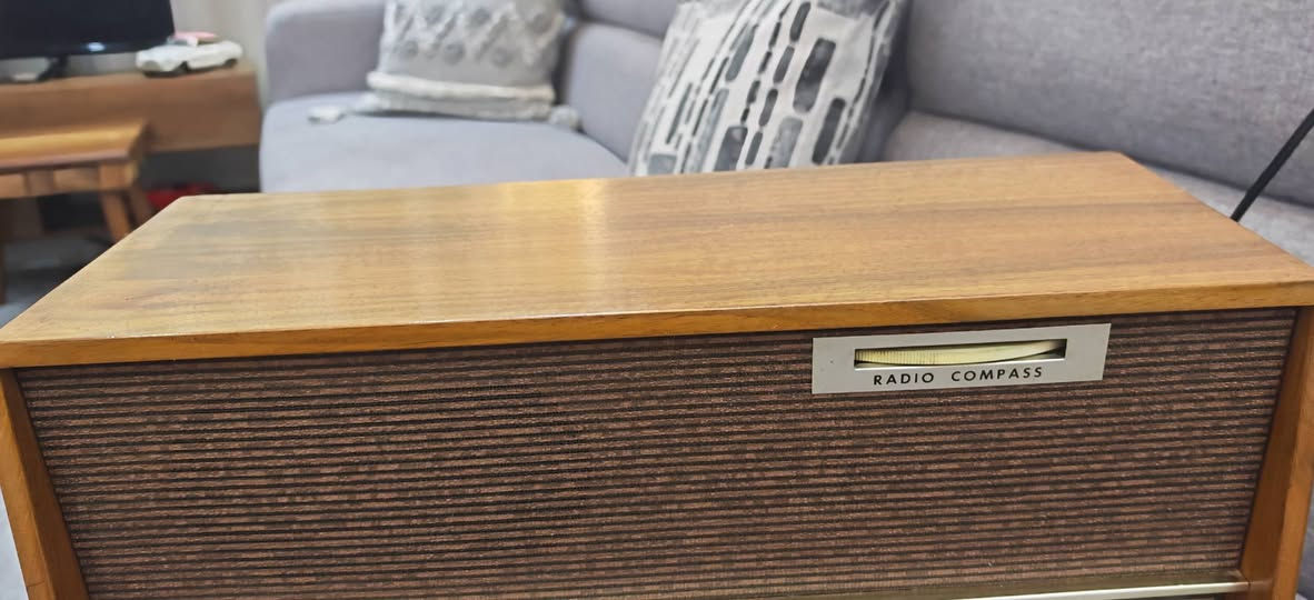 راديو Philips المعروف باسم "Radio-Compass"، وهو راديو  من إنتاج شركة فيليبس الهولندية ويعود تاريخ تصنيعه (1959/1960) ابعاده 43*19.5*20 نظافة 95% للاستفسار الاتصال على الخاص او  الرقم *********** يوجد توصيل لجميع المحافظات
