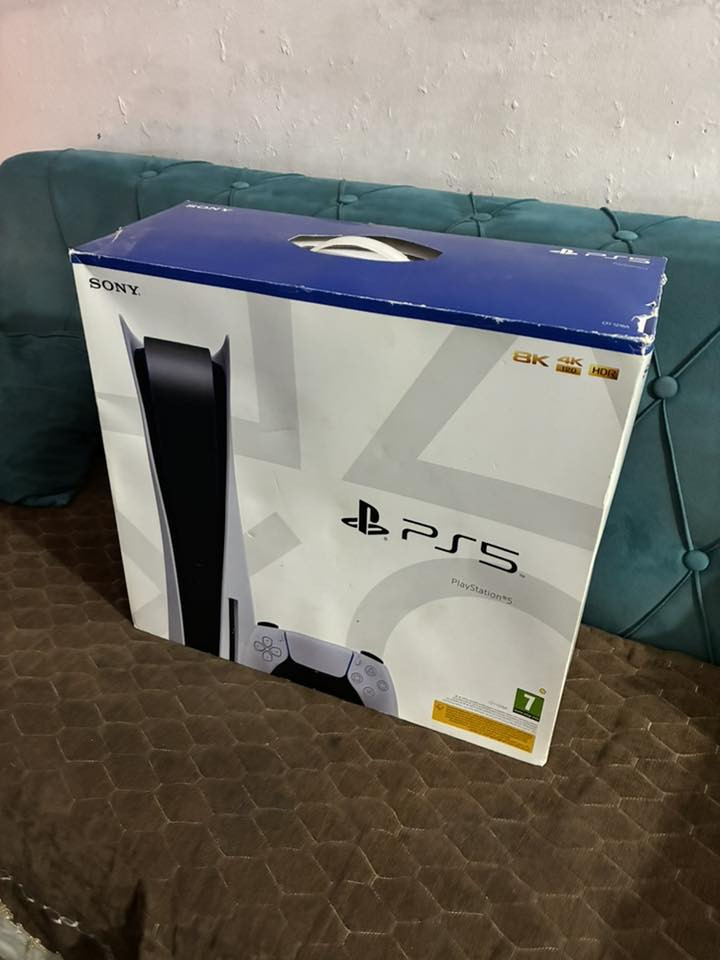 بلي 5 فات 1 تيرا مستعمل نظيف غير مفتوح مع كافة ملحقاته والكارتونة وجوستك اصاي مع جوستك عدد 2 بحاجة الى تصليح مكاني بغداد 
السعر 450 
للتواصل واتس اب
***********
