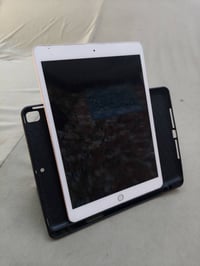 عندي ايباد 8 للبيع  ذاكره 128  البطاريه 75 الى 70 ما متأكد  النظافة 95...