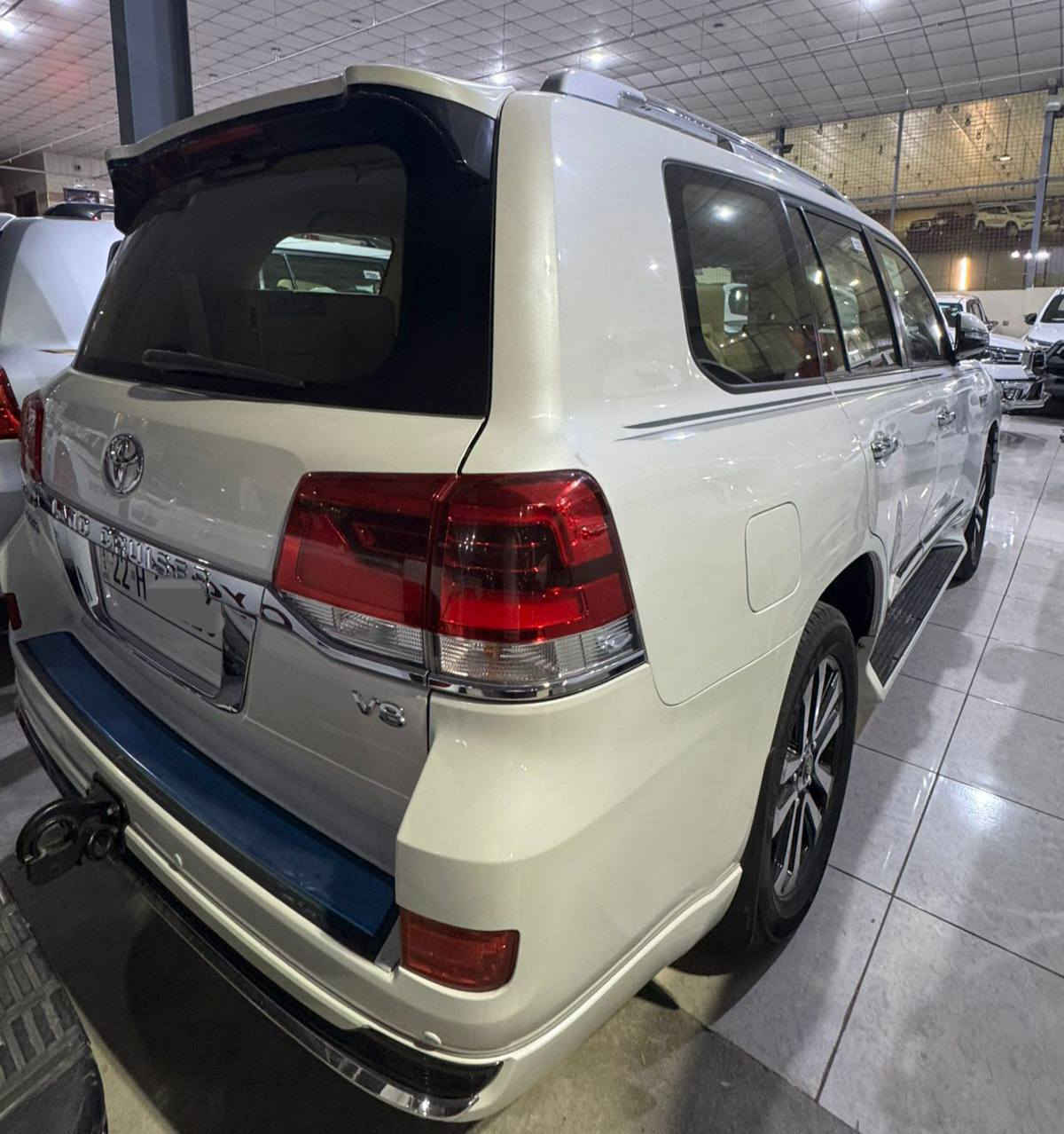 تويوتا لاندكروز 2016 فول مواصفات ٨ سلندر السياره مكفول كفالة عامه من صبغ و تبديل و مفتوح فقط ٣ مكان PDR 
ماشي ١٥٠ الف حقيقي سياره رقم اربيل السنويه و رقم جديد 
السعر(٤٣٠)ورقة قفل 
مكان أربيل 
تلفون *********** بي واتساب
