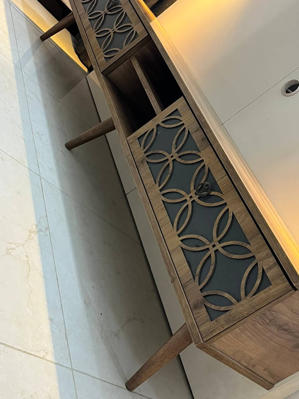 السلام عليكم معرض تلفزيون للبيع تصميم مودرن تركي اصلي نظيف جداً وبحالة ممتازة (شبه جديدة) كما هو واضح في الصور خالي من اي شخط . السعر 150 العنوان بغداد


**إذا كنت صاحب هذا الإعلان وتريد حذفه لأي سبب، رجاءا أرسل رسالة إلى الدعم الفني**