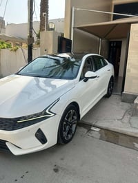 كيا K5 موديل ٢٣ خليجيه بيها جاملغ مبدل اصلي جهة السائق ومكانين بارد بس...