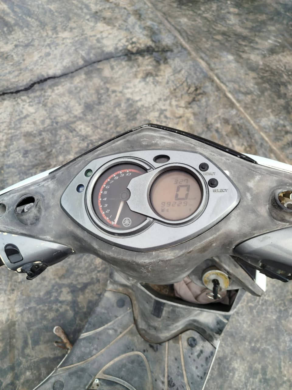 السلام عليكم دراجة للبيع النوع سكنس موديل 2010 مكفولة من كلشي مكينة 150cc الدراجة حلوة كهربأيات كلهة شغالة نكرة سلف تايرات جدد المكان ديالى المقدادية السعر اتصل عل رقم ***********
