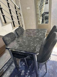 ميز طعام • اسود فاحم • نظيف