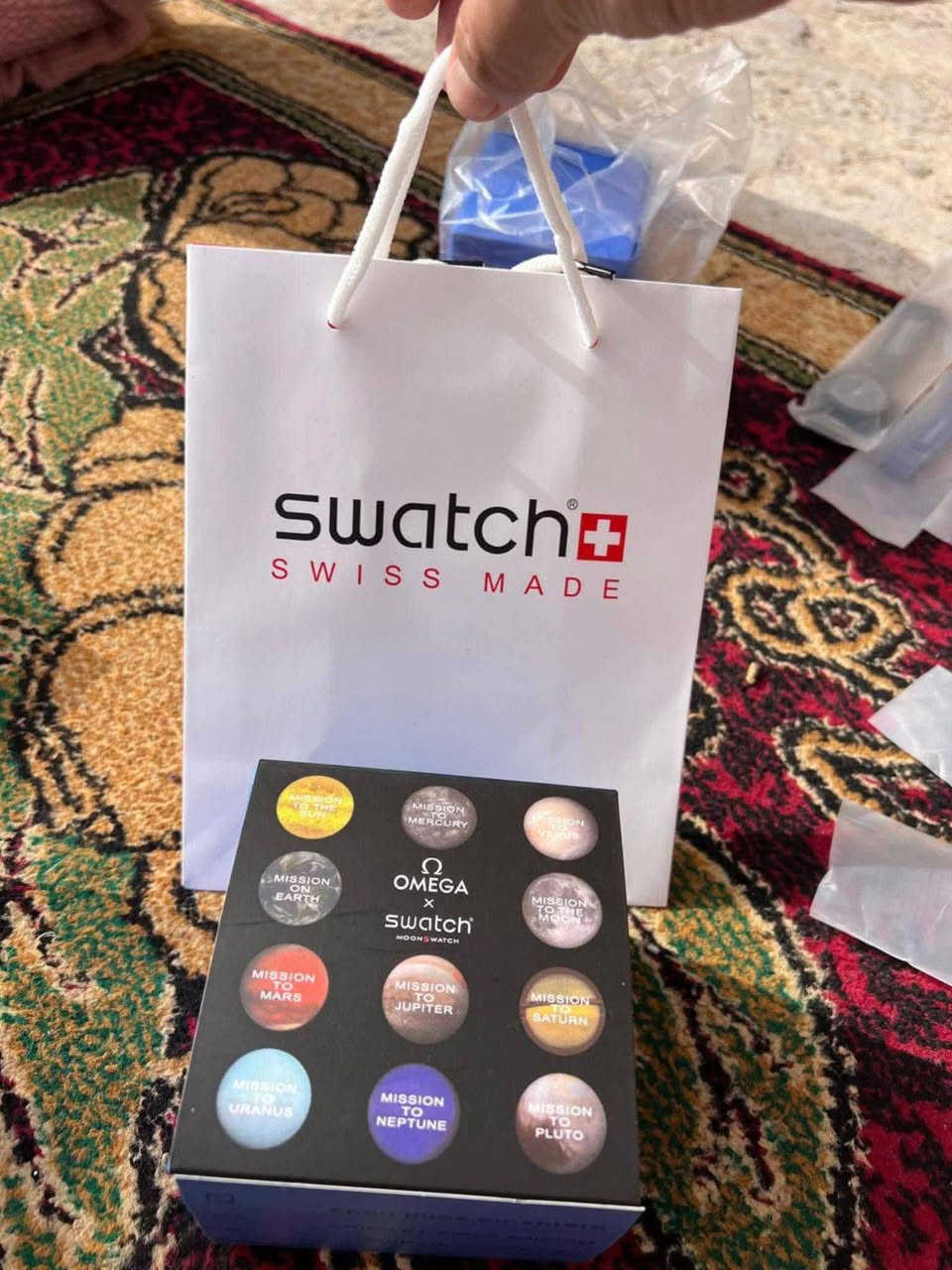 ساعة من ماركة اومكا Omega x Swatch MoonSwatch وارد اوربي
تحفة فنية

تصميم مستوحى من سطح القمر والأرض

مكينة كوارتز ناعمة ستوبوج (جميع السناتر شغاله)

المينا رمادية محببة تعكس شكل التضاريس القمرية

فول لامينوس ارقام واميال

مؤشر مراحل الأرض شغال يظهر الأرض بألوان خاصة والمحيطات تتوهج تحت ضوء UV

مؤشر مراحل القمر شغال 

هيكل من مادة Bioceramic (خليط بين السيراميك والبلاستيك الحيوي)

 سير قماش VELCRO مختم

زجاج معدني مقبب ضد الخدش

مقاومة ماء وغبار 

السعر 35الف مع توصيل والملحقات


**إذا كنت صاحب هذا الإعلان وتريد حذفه لأي سبب، رجاءا أرسل رسالة إلى الدعم الفني**