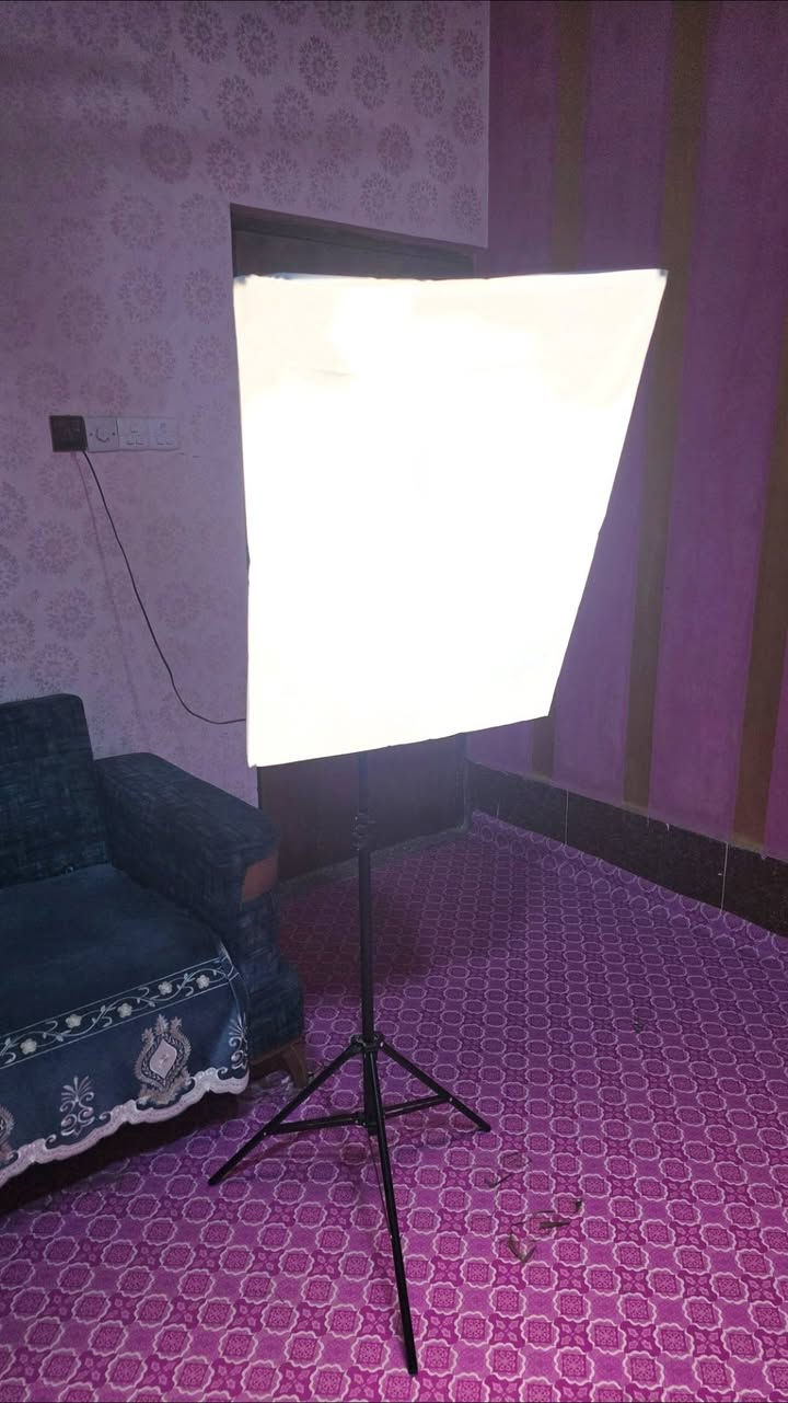 اضاءة سوفت بوكس ✓150Watt
يجي باضائة خاصة جبيره وقوة اضائتها عاليه
تتحكم بقوته بالريمونت وبدرجه حرارة لونه
هرتزيه عاليه واكثر شي مناسب للتصوير
استخدام جداًااا قليل السعر 45 الف
***********
