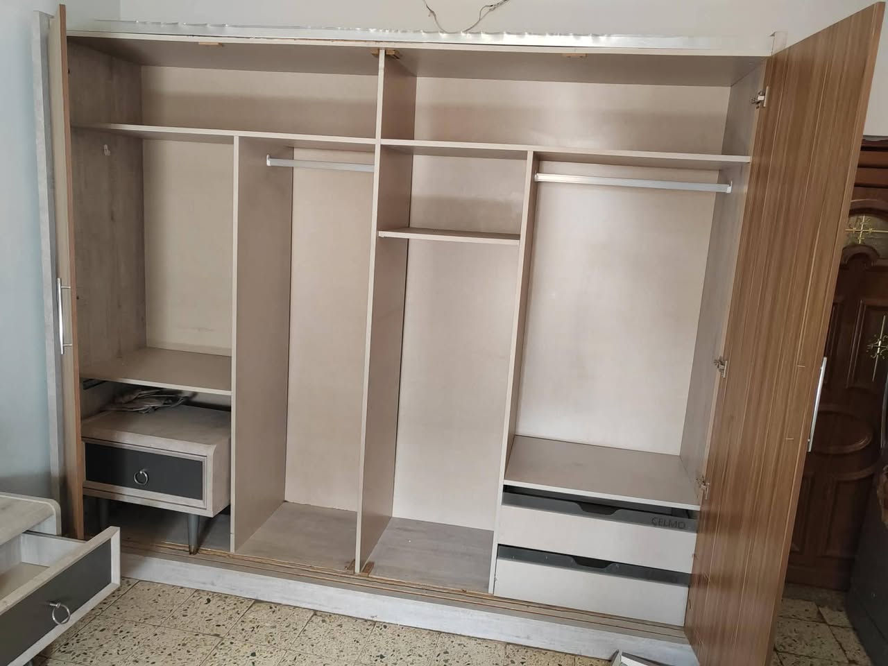 السلام عليكم غرفة نوم تركيه للبيع المكان الكاظمية الضباط السعر 400 رقم الهاتف ***********
