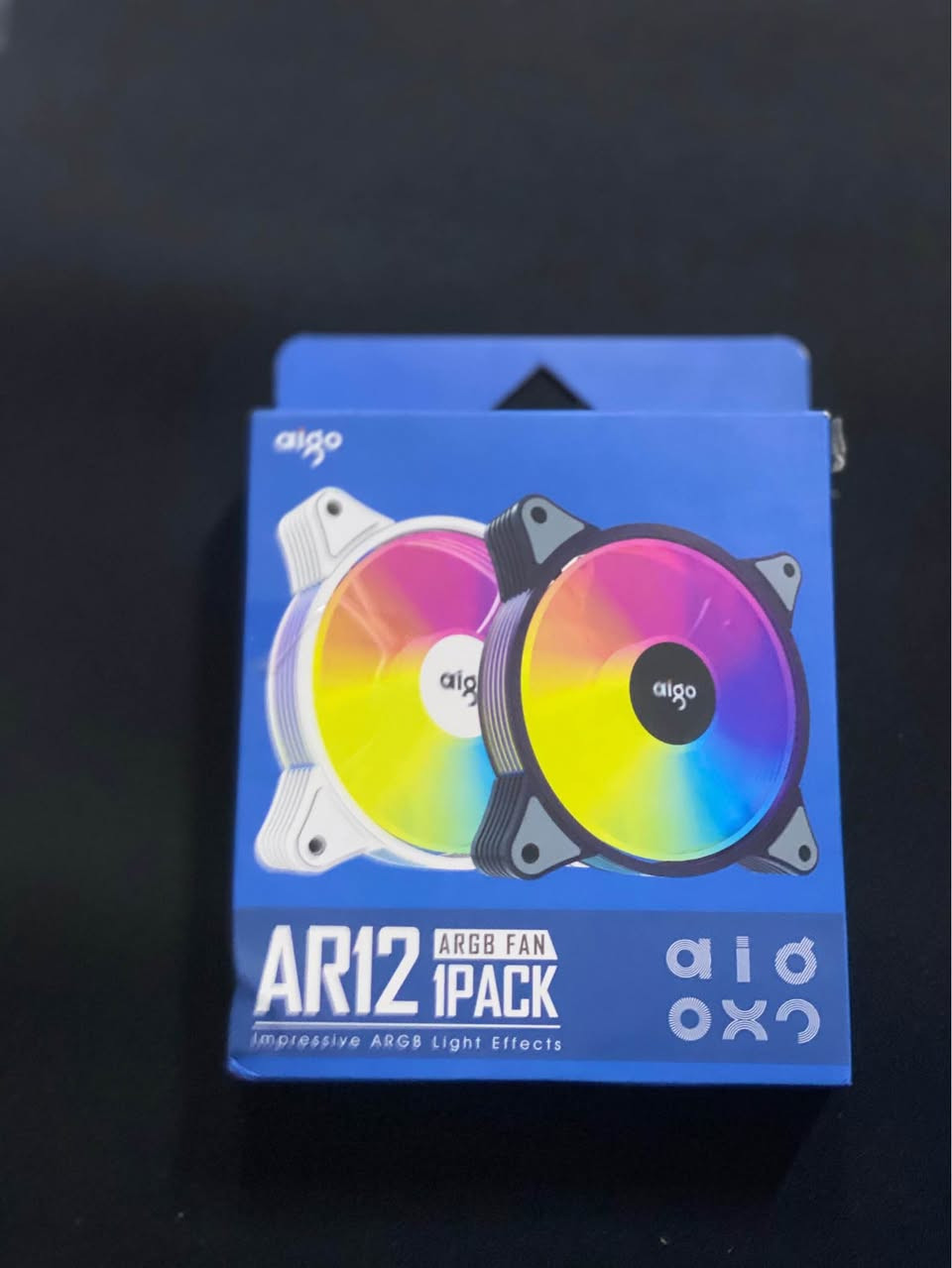 هذه هي المواصفات الفنية لمروحة التبريد (Aigo AR12) بناءً على ما هو مكتوب على العلبة:
المواصفات الفنية (Technical Specifications):
• الموديل: AR12.
• أبعاد المروحة: 120 * 120 * 25 ملم.
• سرعة المروحة: 1200 دورة في الدقيقة (RPM) بنسبة خطأ +/- 10%.
• تدفق الهواء: 48 CFM.
• مستوى الضجيج: 24 ديسيبل كحد أقصى (تعتبر هادئة جداً).
• نوع المحمل (Bearing Type): Hydro Bearing، وهو نوع يطيل عمر المروحة ويقلل الاحتكاك.
• الجهد الكهربائي: تعمل بجهد DC 12V.
• التيار الكهربائي: 0.16 أمبير.
• الضغط الاستاتيكي: 1.8 mm-H2O. دهوك, العراق


**إذا كنت صاحب هذا الإعلان وتريد حذفه لأي سبب، رجاءا أرسل رسالة إلى الدعم الفني**