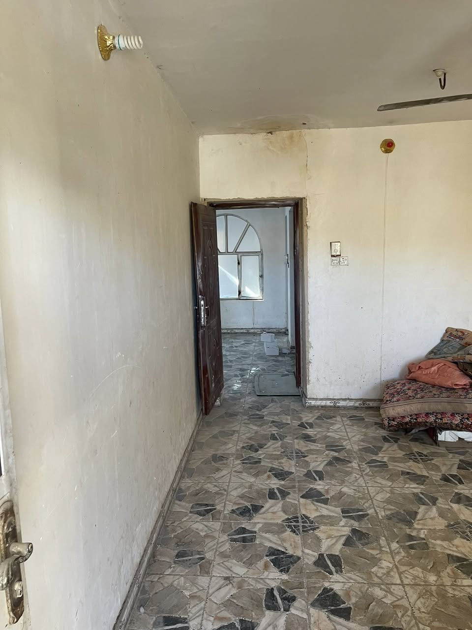 للايجار 
طابق اول يتكون من غرفتين نوم وصحيات ومطبخ درج خارجي المهندسين مقابل الكفيل الاستفسار عالخاص او الرقم ***********
