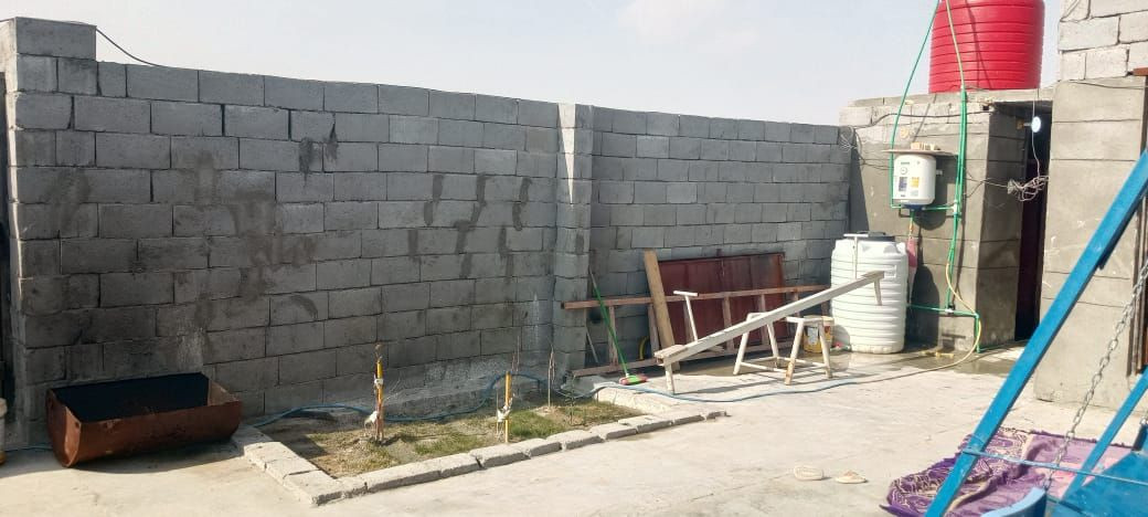 سلام عليكم ربع دونم زراعي مساحه 700 بي بيت  بناه جديد عكاده غرفتين وصاله ومطبخ وحمامات خارجيه طارمه داير كله كاربس واصل كهرباء وماء مكان شارع ال غاز  قرب تحليه شارع سفان ستفسار ***********  سعر 30 وبي مجال
