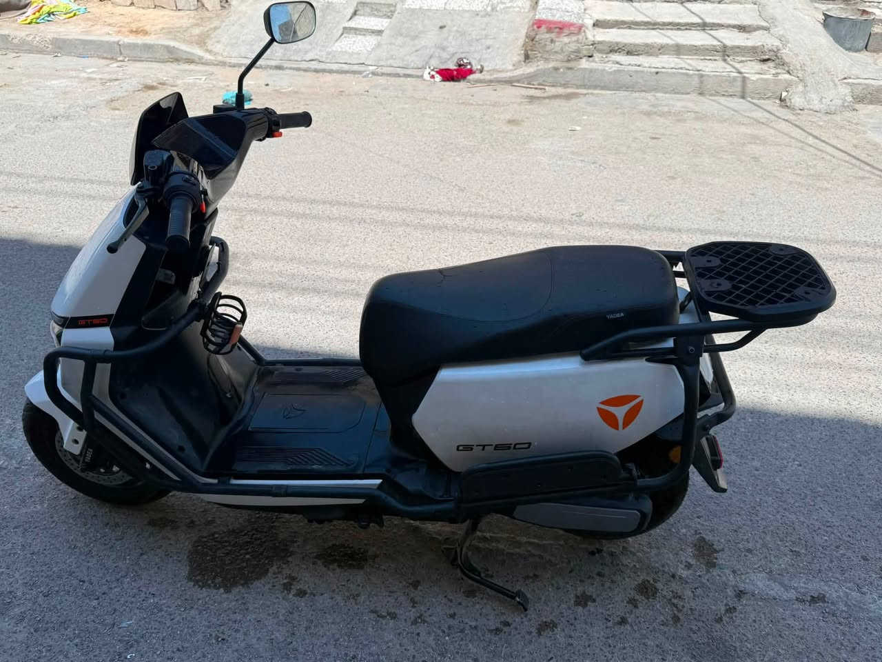 السلام عليكم
دراجه شركة ياديا GT60 

ماخضه من شركة سيزر قبل ٣ اشهر ماشيه 0kمتر 

وهسه ماشيه 1750 ما متعوبه ابد دراجه نضيفه بشكل 

وبيه حساسات مانع انزلاق وحساس استان كهربائي حساس جبلي 

نظام 3سرعات. بيه R. /d 

الشاحنه مالته الاصليه موجوده مال الشركه 

مشموله بالضمان 
ضمان لحد 20 الف كيلو 
ملف 1500
القدره القصوى 2500واط
بطاريه گرايفن
حجم البطاريه 25 امبير / 75 ڤولت
6 بطاريات 
الويل الامامي 12 انج الخلفي 10
سرعتها 64 كيلو متر حقيقي 
الشحنه الوحده تمشيك من 65 إلى 75 k

الدراجه مكانه البلديات ماطالع خارج البلديات بيه ابد بس من البيت  لشغل فقط ما متعبه ابد مخليه عله حالت الوكاله 

مكاني البلديات رقم الهاتف *********** موجود واتساب ورصيد 

الشراي بي خير ويدلل
