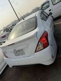 نيسان صني 2021 ماشيه96 الف  بيها ضربه بالصندوق ومرجعيها ع بارد  السعر ...