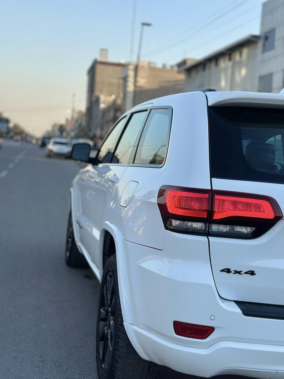 السلام عليكم 
جيب كراند شيروكي 2020 أمريكي 
أبيض 
حادثها (السونار مرفوق مع الصور) 
مواصفاتها 
فتحه ،بصمه،رادار امامي خلفي ،صندوق كهربائي، كشنات كهربائي ،تدفئه كشنات، قطعتين تبريد، كشنات جلد اسود ، مكينه ٣٦٠٠ ، وبيها مواصفات هوايه 
ماشيه ٦٣ الف 
السعر ١٩٧ ورقه وبيها مجال بسيط 
السياره جاهزه مابيها اي نقص 
ماتصرف عليها دينار 
مكان السياره بغداد جميله 
للأستفسار ***********
